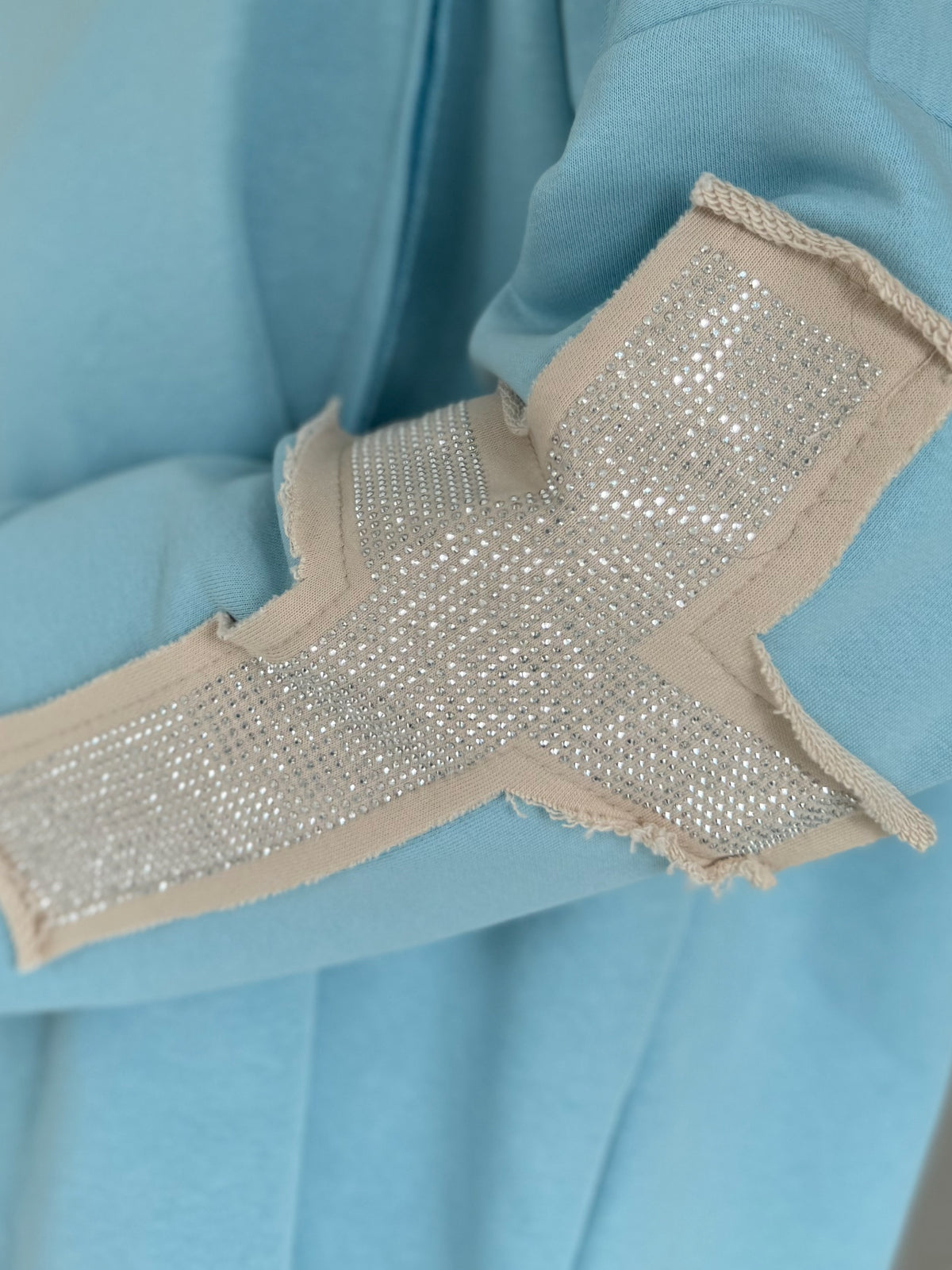 Oversized Sweater mit Strasskreuz - hellblau-beige