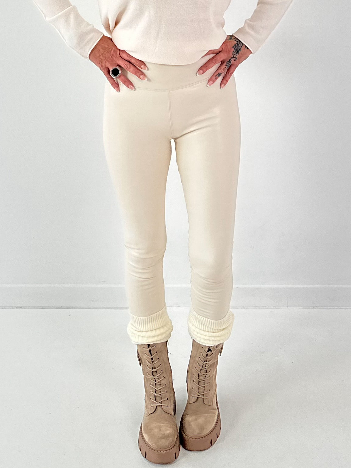 Leggings in leather look model "Matte Move" - ​​ecru