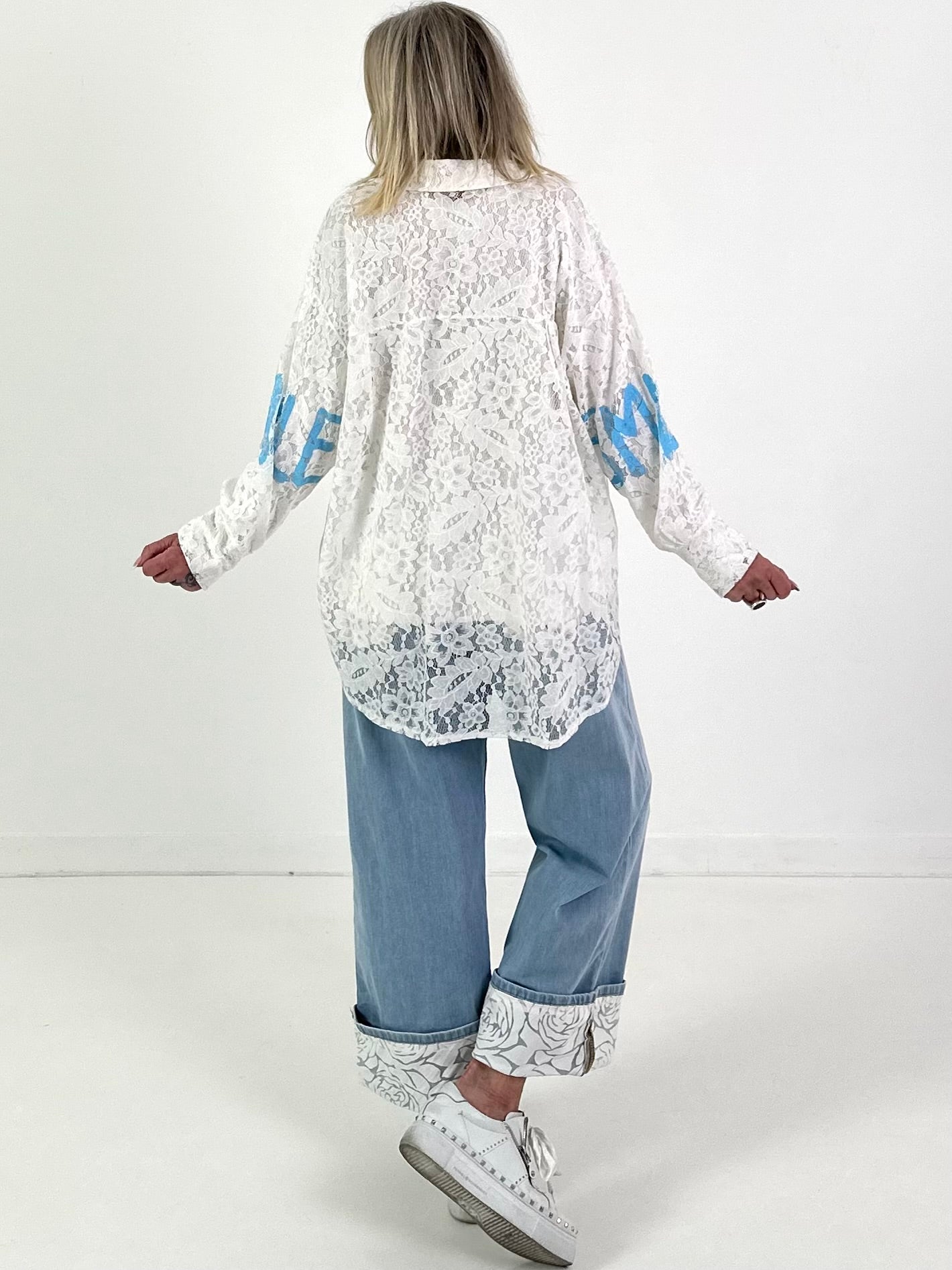 Spitzenbluse Modell "Semple Love" - weiss-hellblau