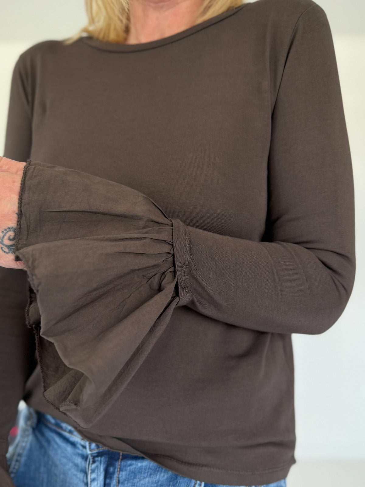 Shirt mit Trompetenärmelchen - mokka