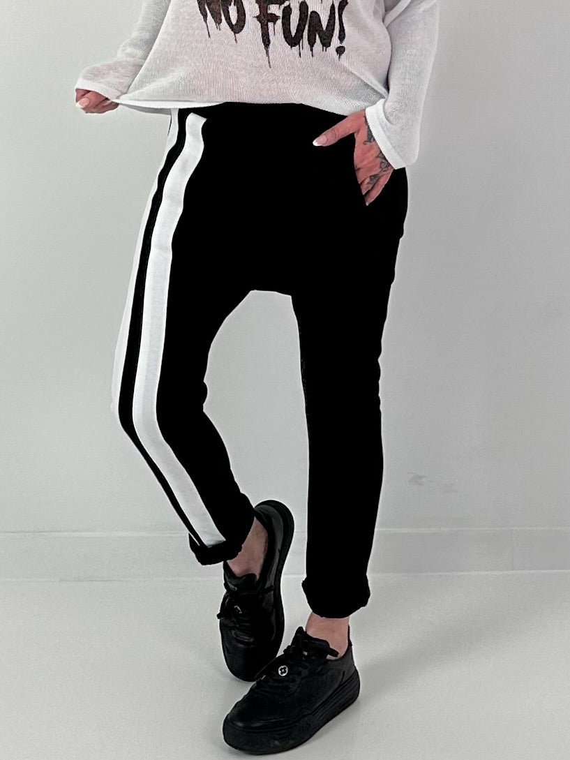 Hose mit seitlich verlaufenden Streifendetails - schwarz ( lieferbar ab 08.03.26)