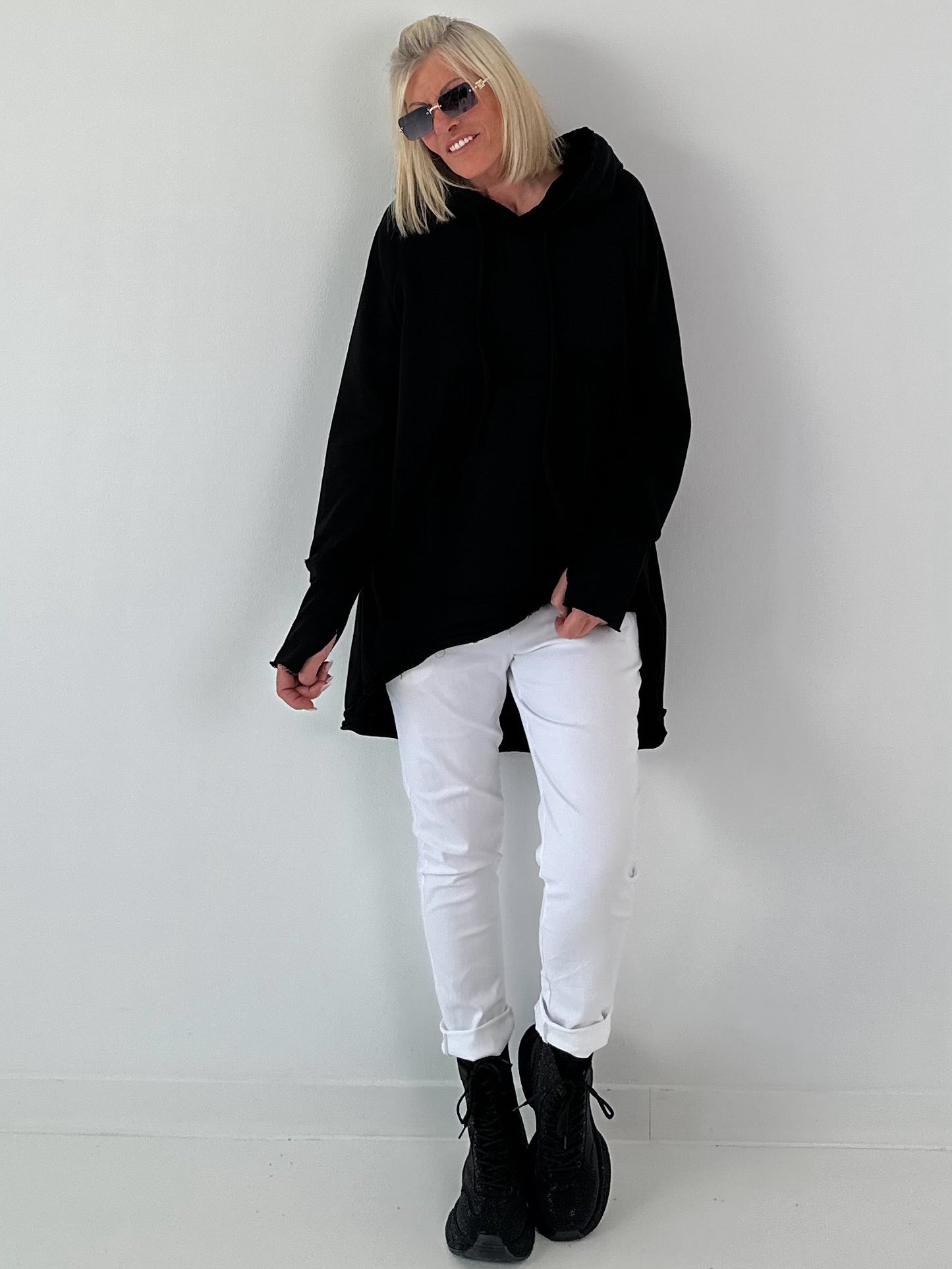 Lässiger Long Hoodie mit Daumenloch - schwarz ( lieferbar ab ca. 16.07.26)