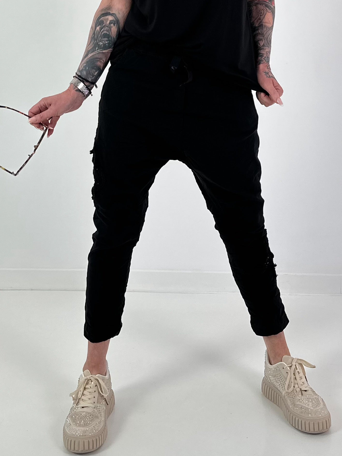 Baggy/Boyfriend Hose mit seitlichen Häkelblumen - schwarz