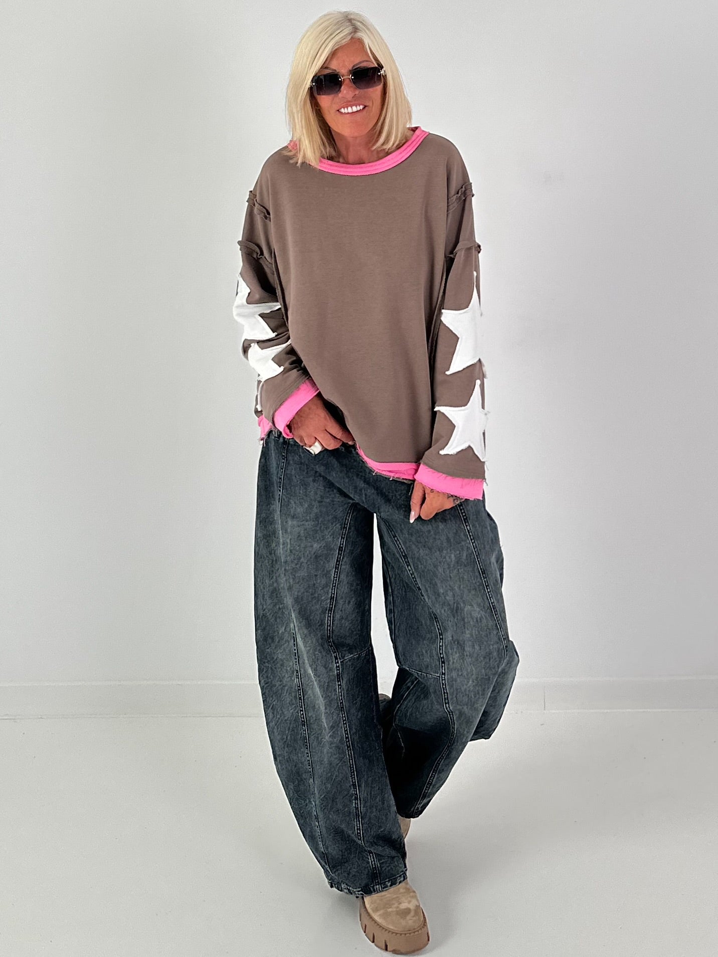 Sweatshirt with trendy star elements - taupe