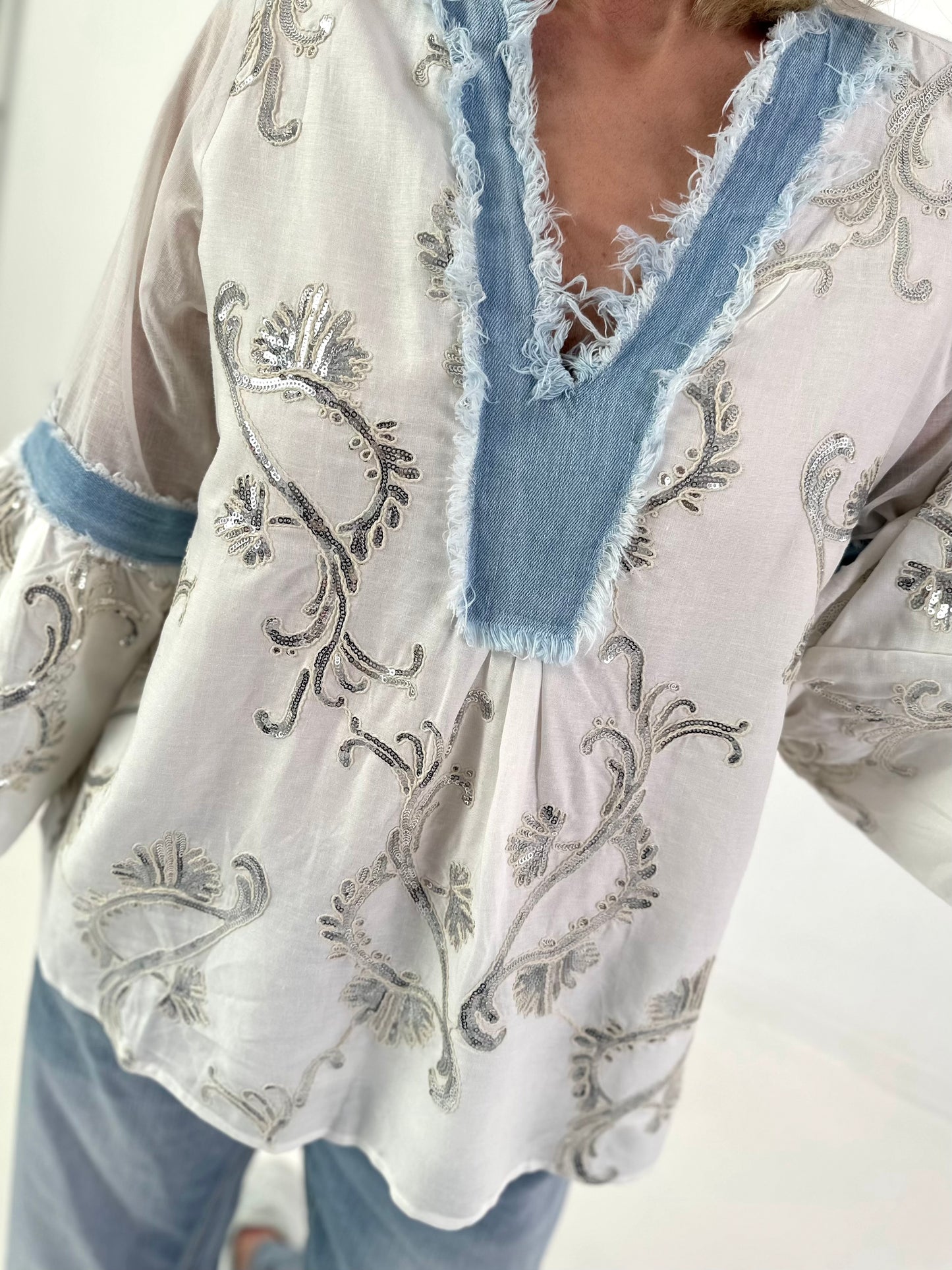 Tunika mit Pailletten und Denim-Details - weiss