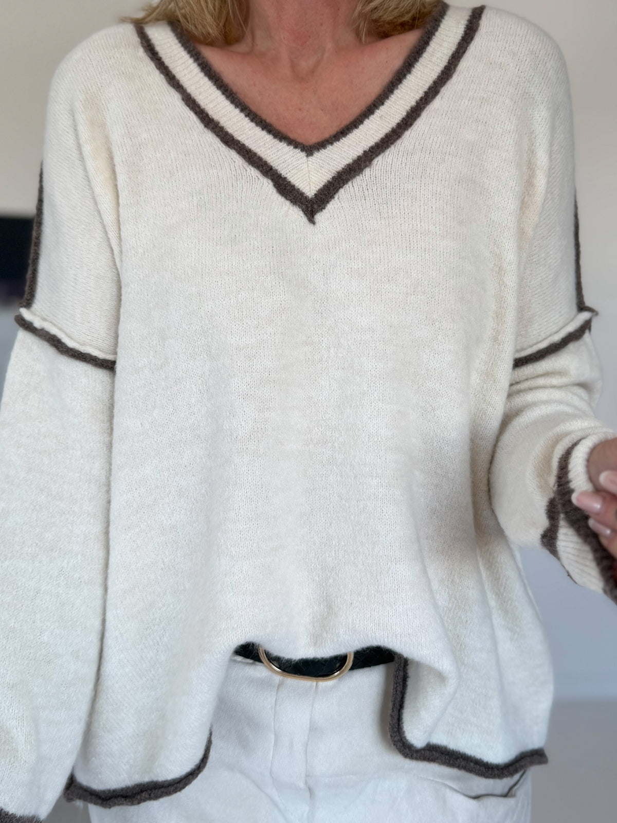 Kuscheliger Pullover mit V-Ausschnitt - ecru-chocolate