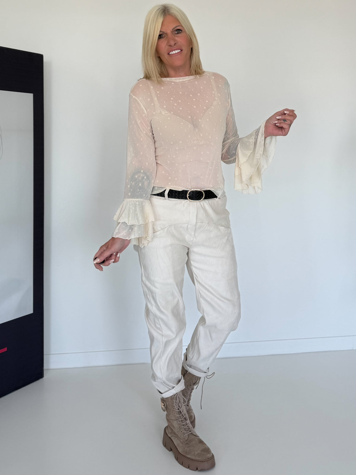 Mesh Shirt mit Punkten und Volantärmeln - beige