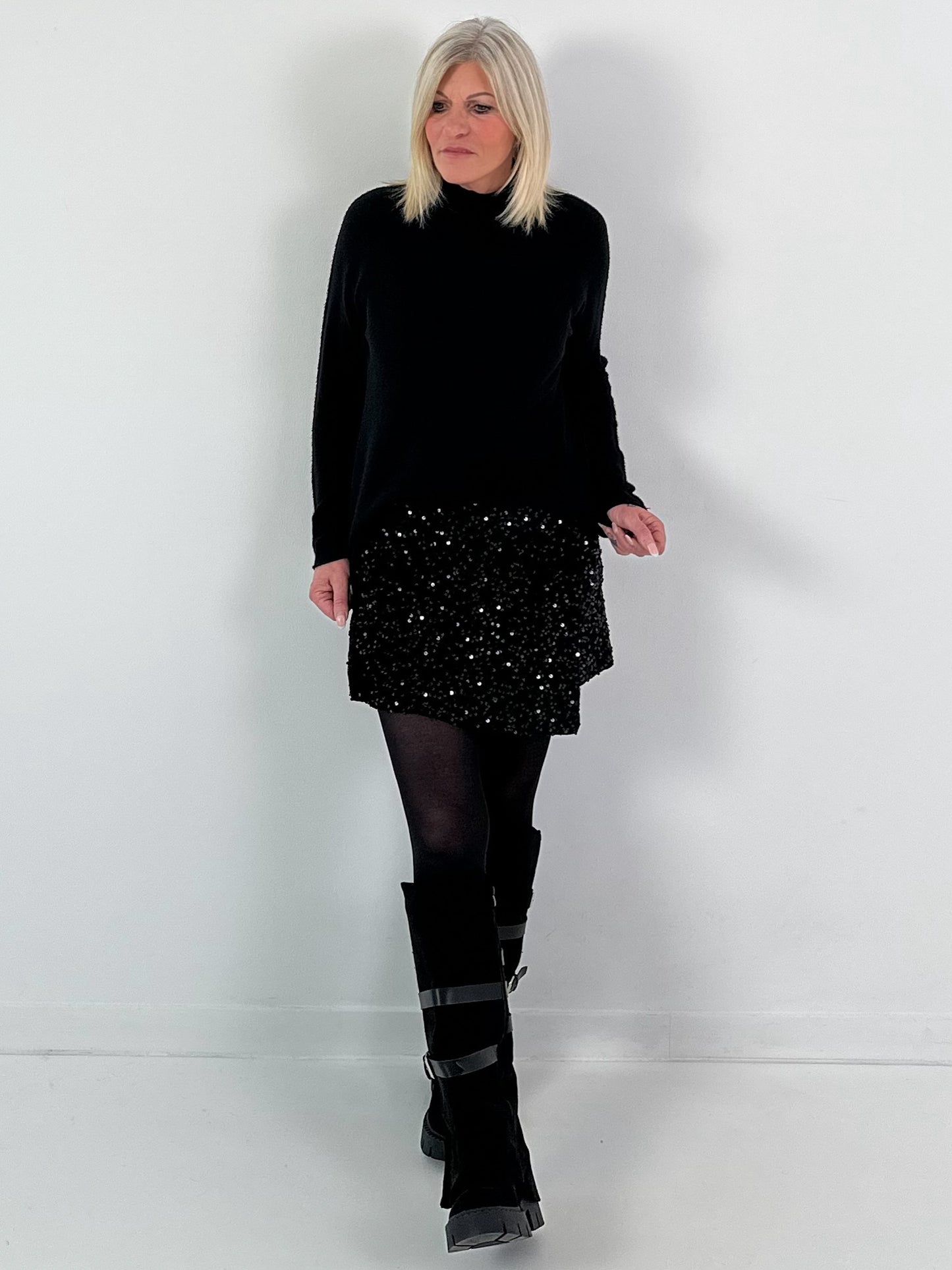 Shorts with overlay and sequins, model "Glam Motion" - black