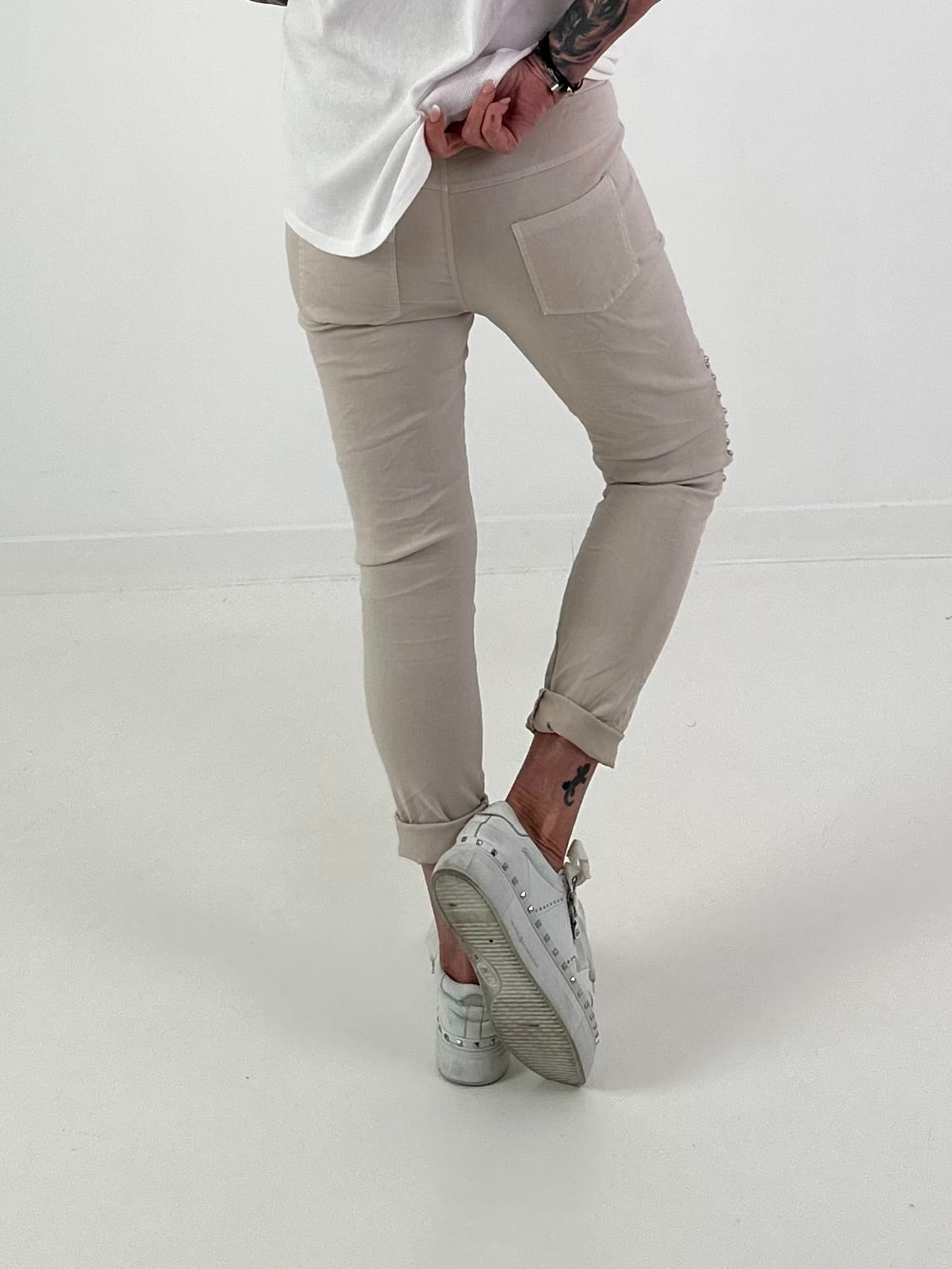 Hose mit Nieten und Paillettendetails - beige