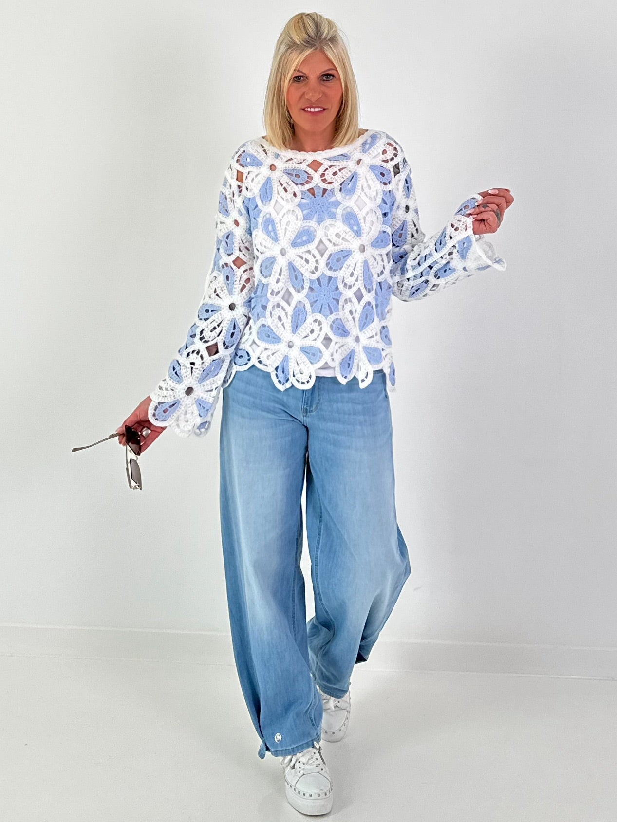 Häkelpulli mit floralem Muster - hellblau-weiss