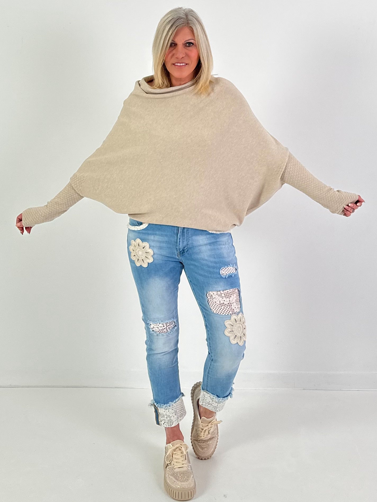 Trui met beenwarmers, model "Fluid Form" - beige
