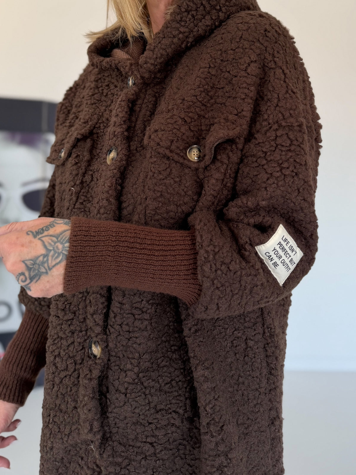 Teddymantel met mouwen met polswarmers - mokka