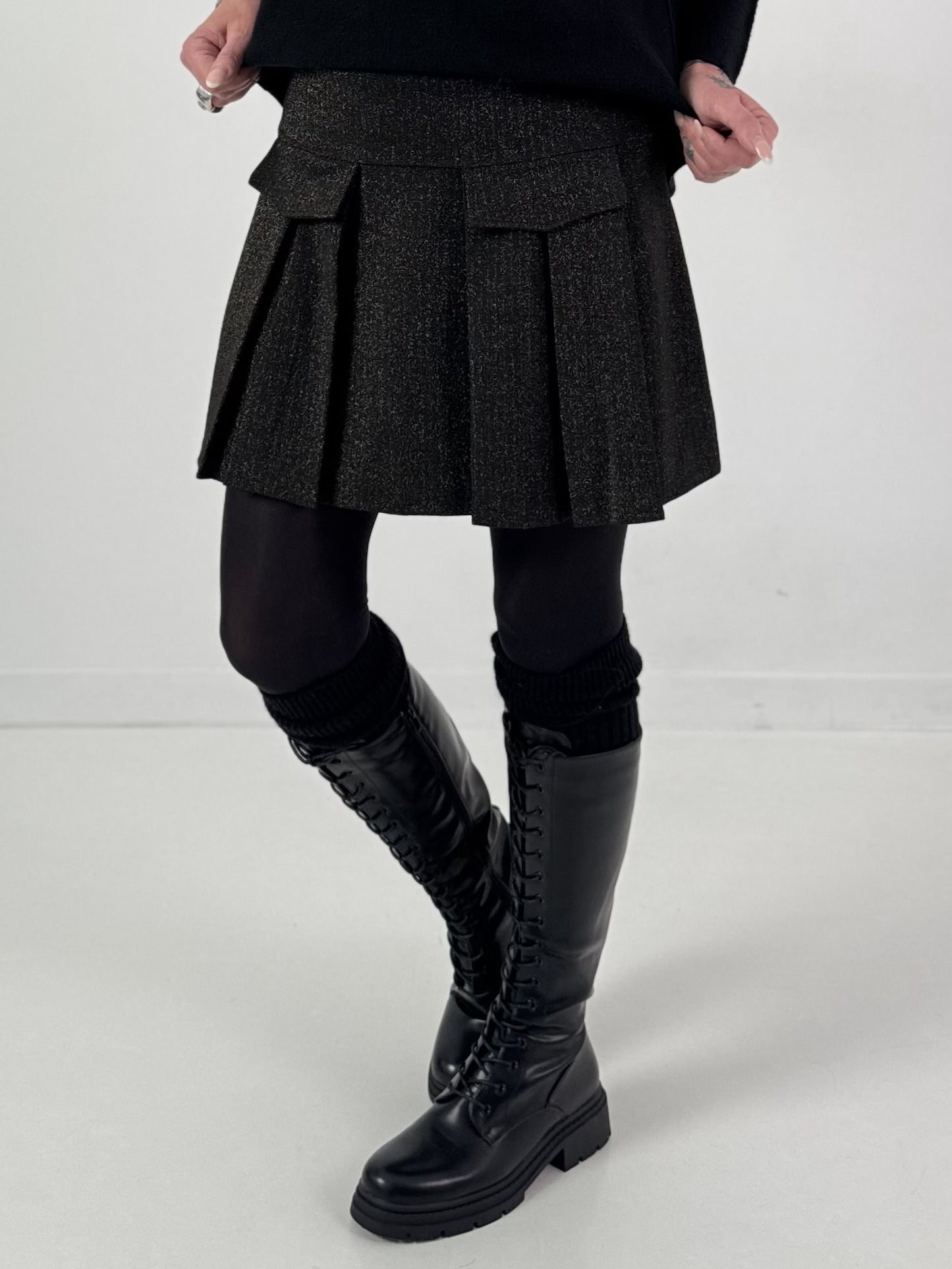 Rock model "Golden Pleats" - black-gold