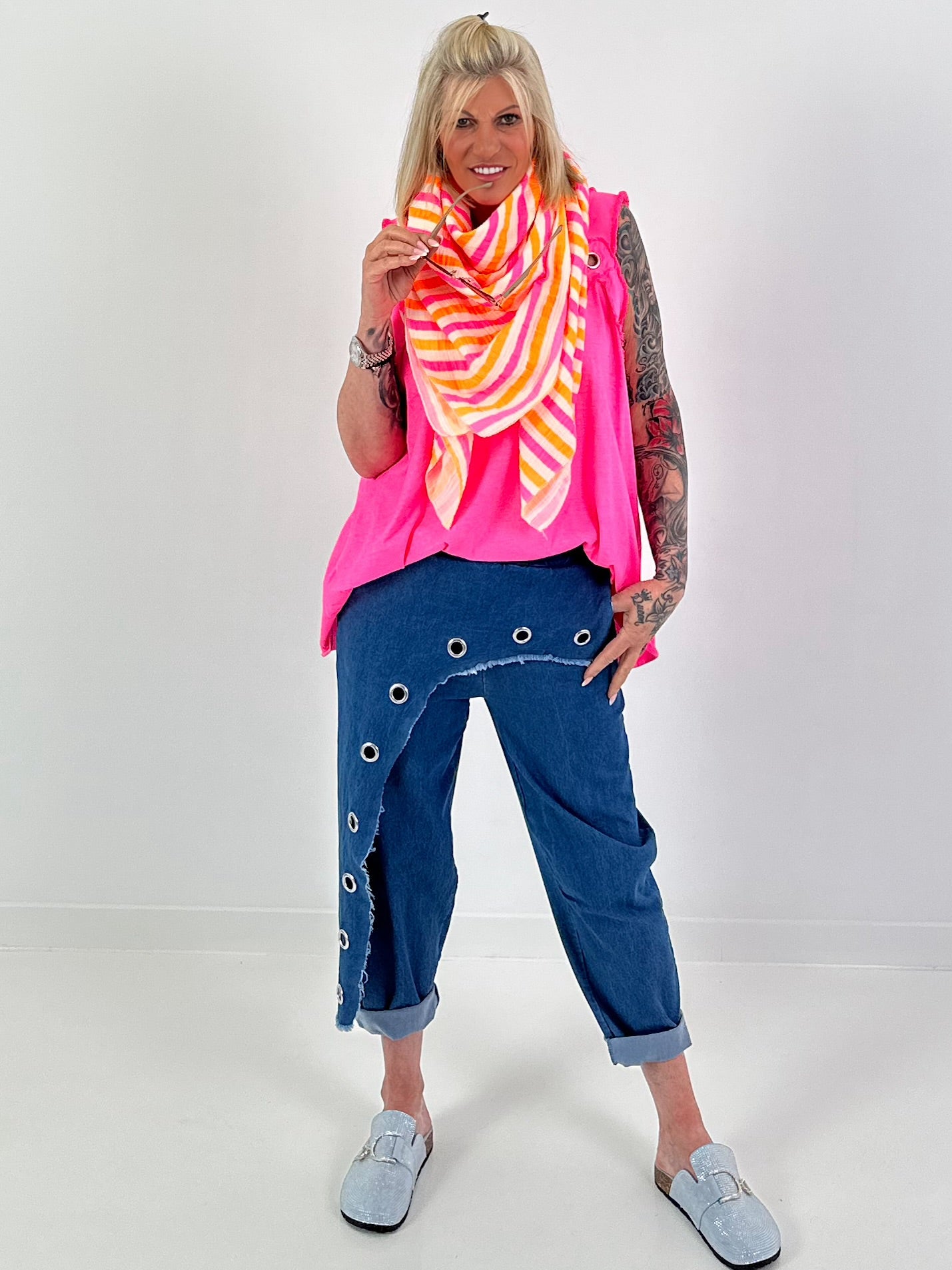 Oversized Top mit silbernen Ösen - neonpink