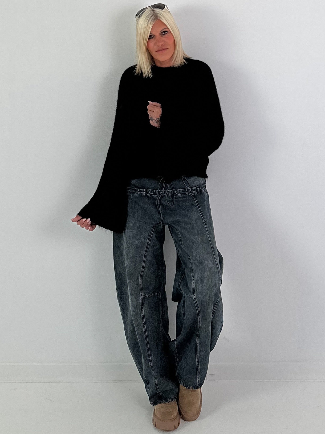 Weicher Pullover mit stylischen Trompetenärmeln - schwarz