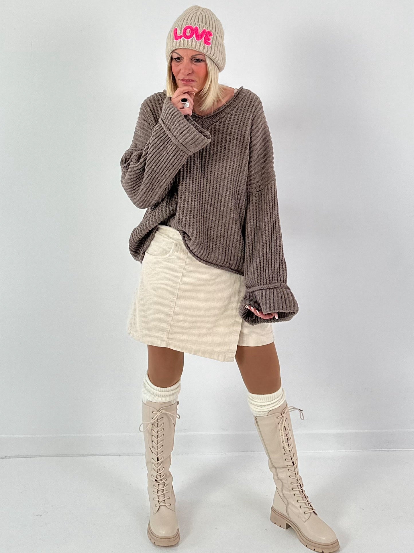 V-hals trui met wijde mouwen, model "Soft Horizon" - taupe