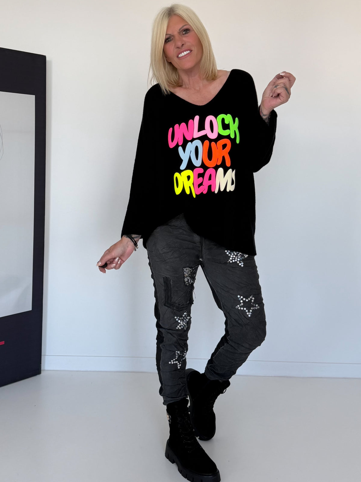 V-hals trui Unlock Your Dreams - zwart-meerkleurig