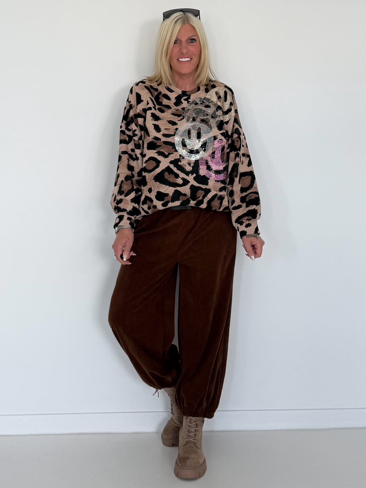 Sweater im Allover-Leo-Print mit Strass- und Glitzer Smileys - beige-mehrfarbig