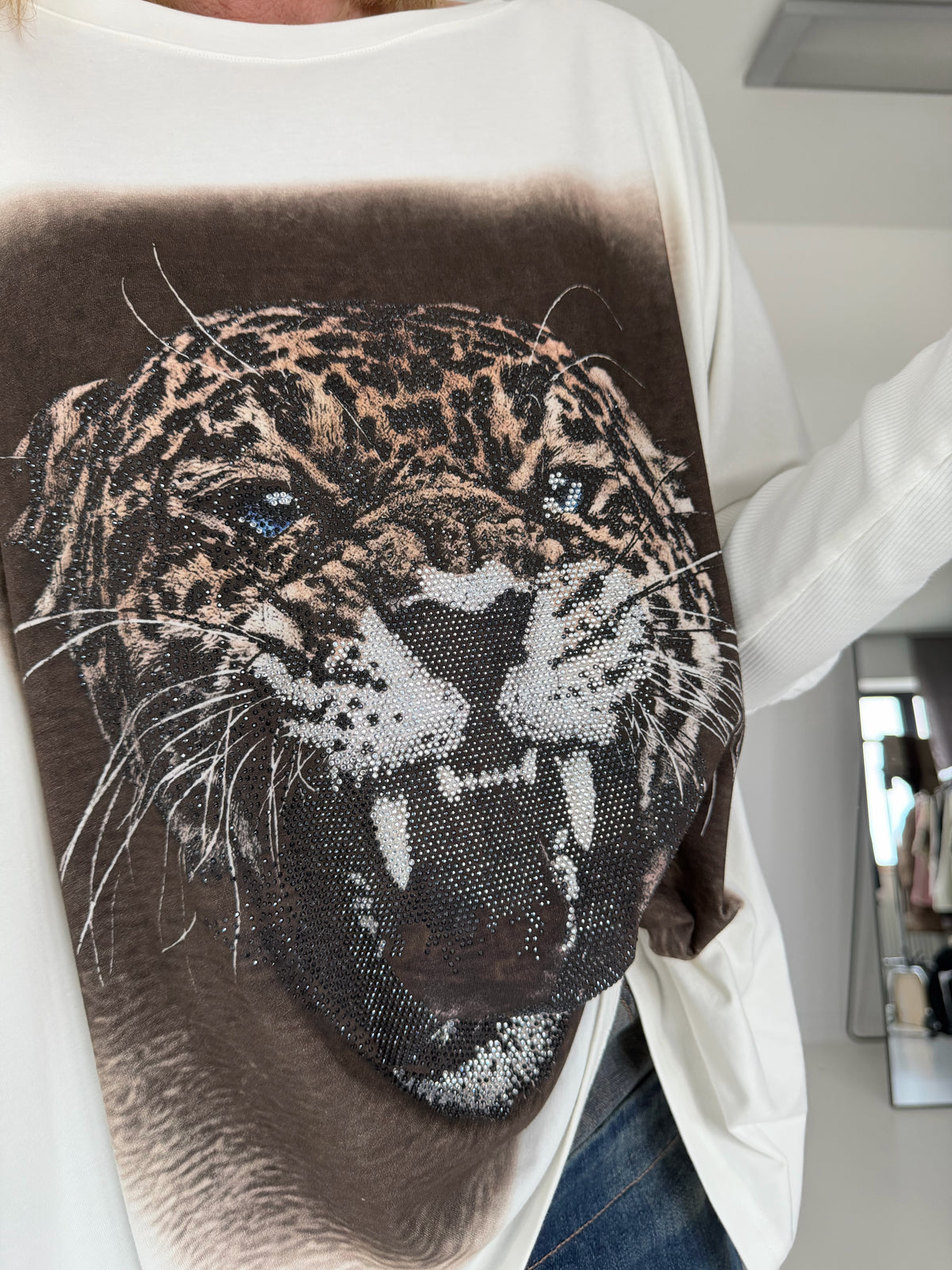 Sweater mit Stulpenärmeln und Strassmotiv Leopard - ecru