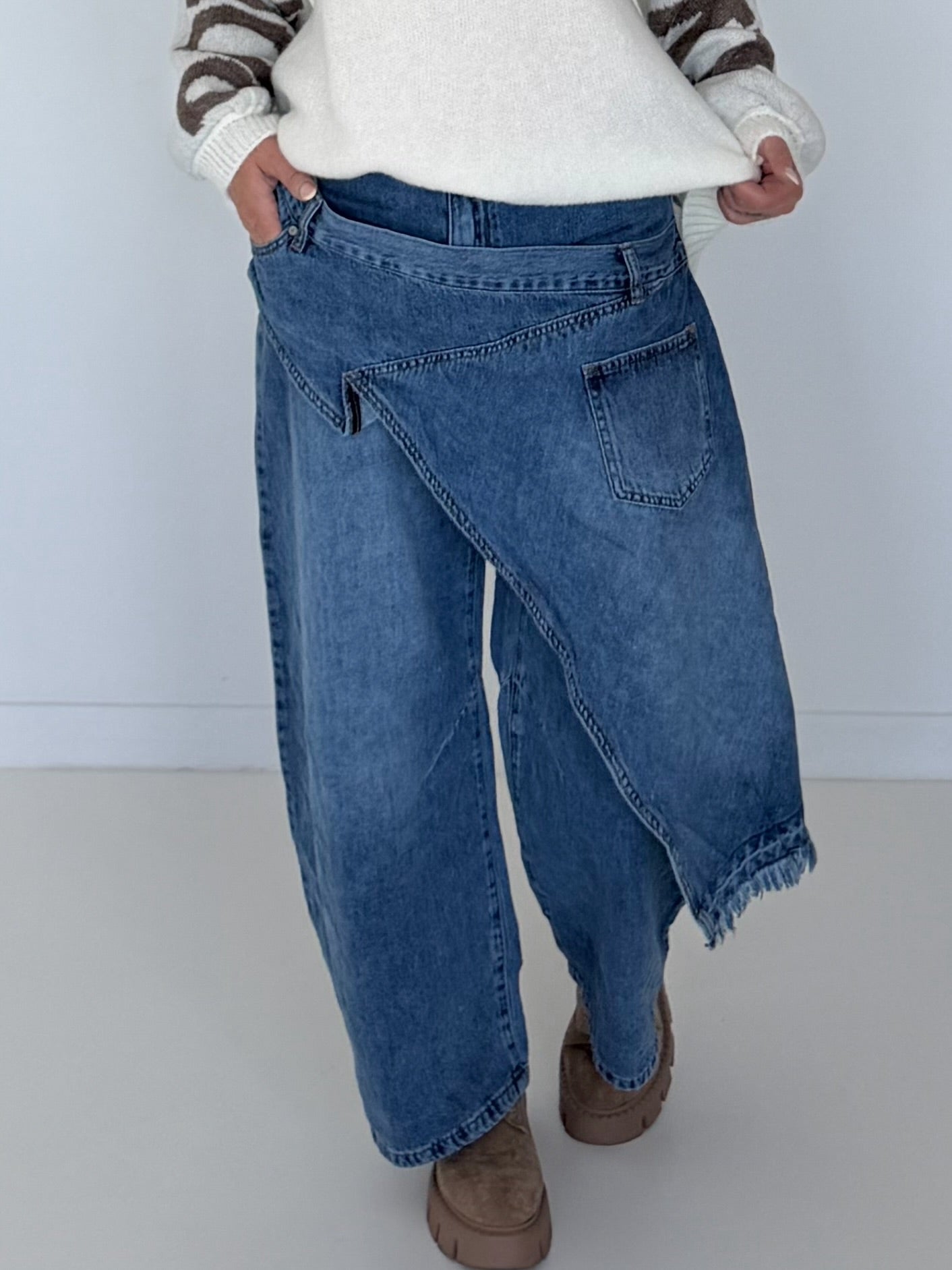 Jeans mit weitem Bein und Überwurf - denim