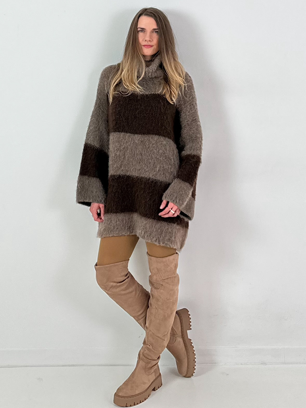 Lange trui/jurk model "Velvet Flow" - koffie-taupe