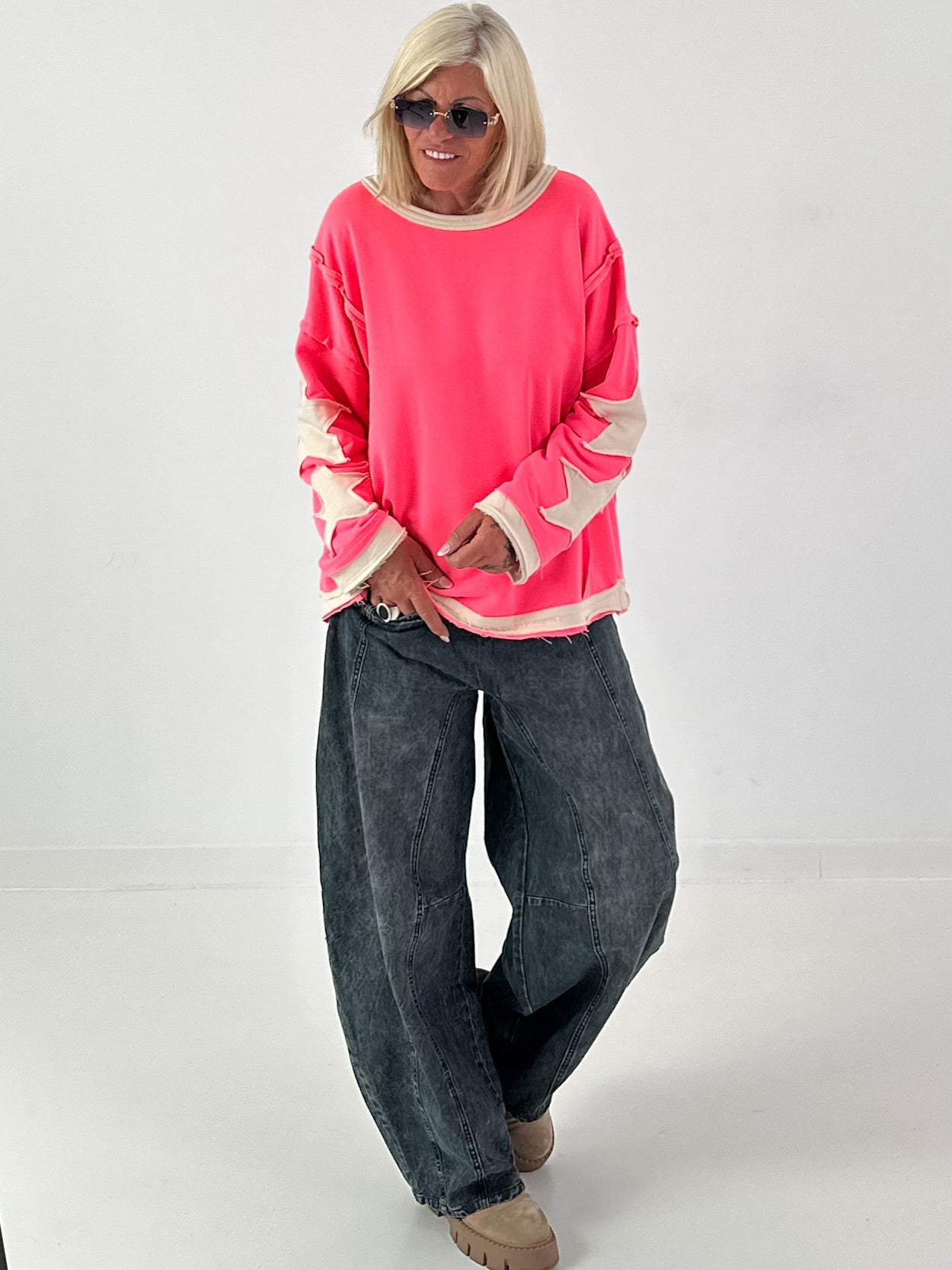 Sweatshirt with trendy star elements - neon pink