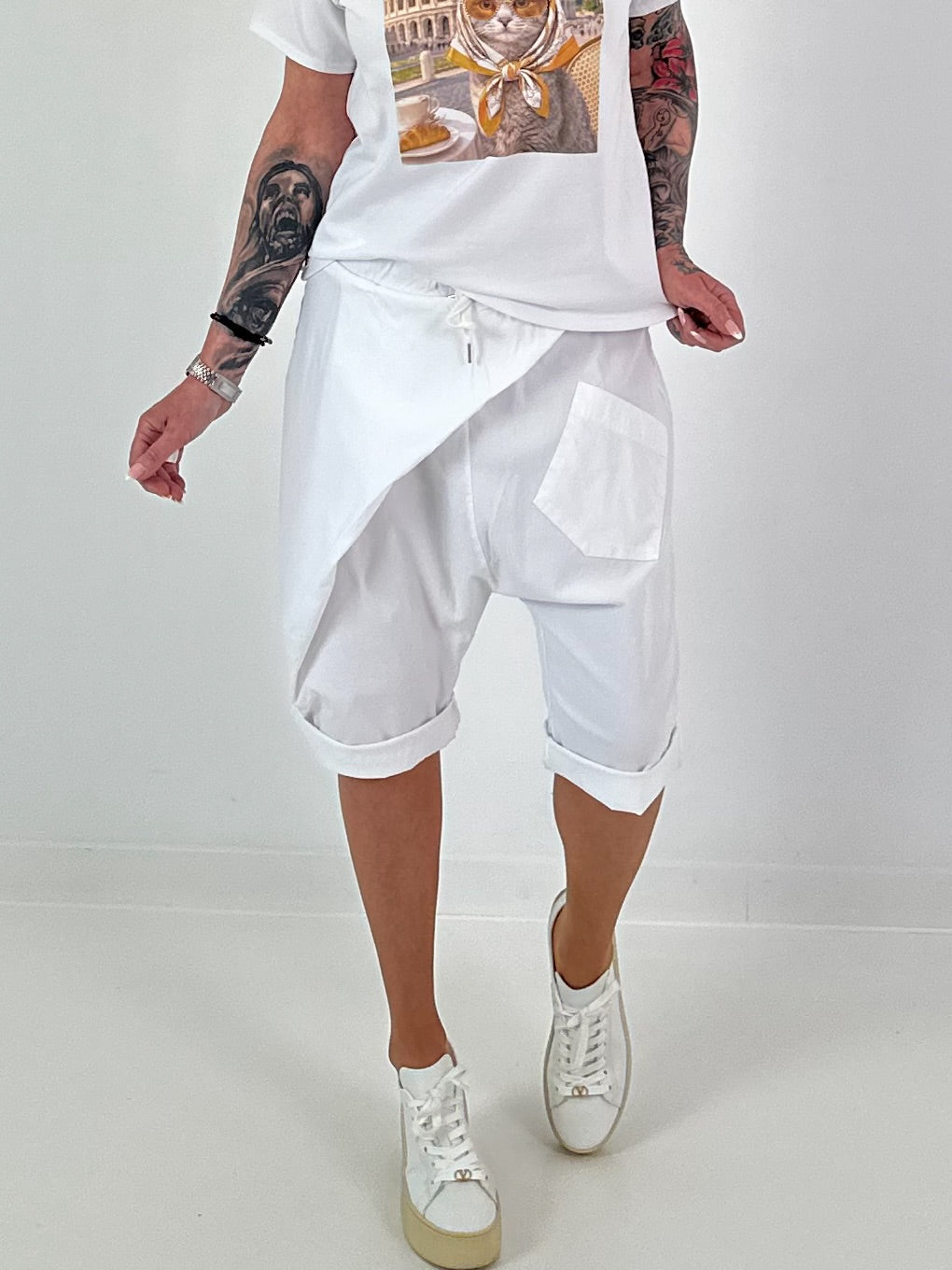 Kurze Baggy mit seitlichem Überwurf - weiss