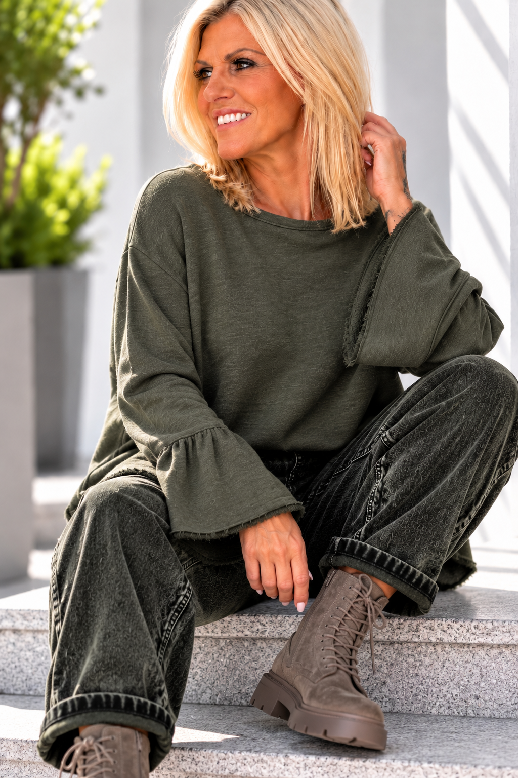 Sweater with trumpet sleeves - olive
