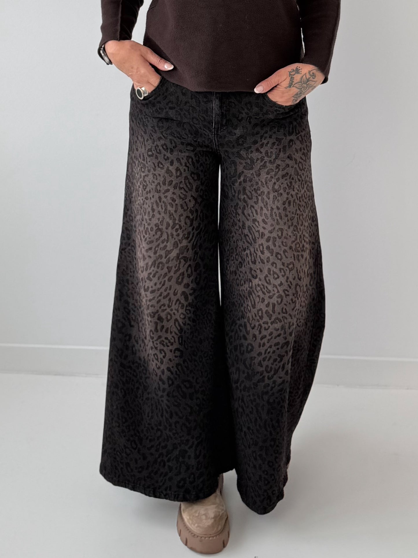 Jeans mit All Over Leo-Print und weitem Bein - leo-mehrfarbig