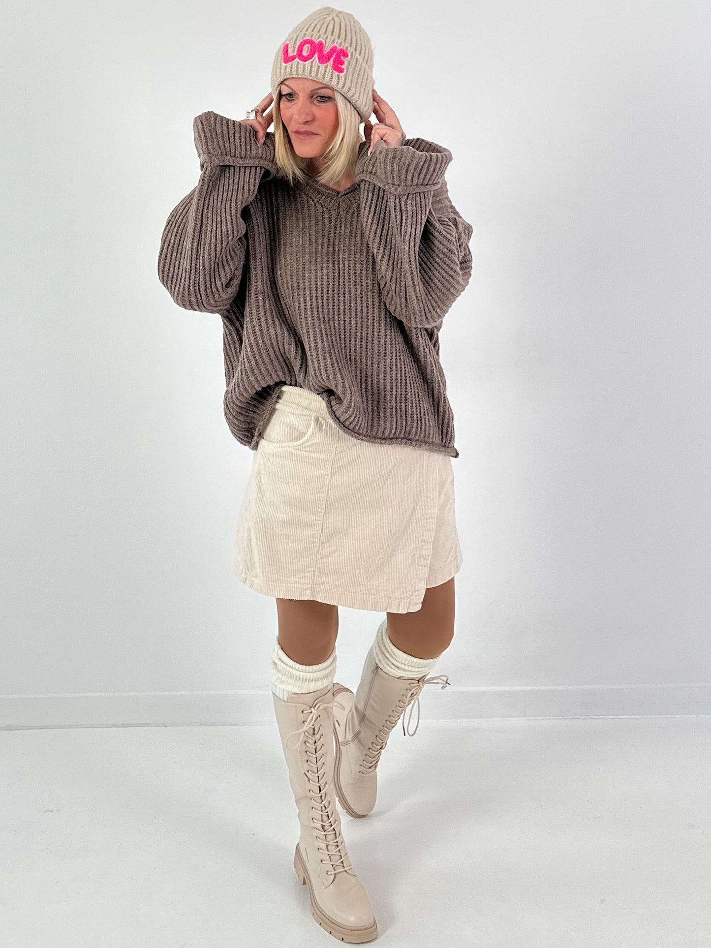 V-hals trui met wijde mouwen, model "Soft Horizon" - taupe