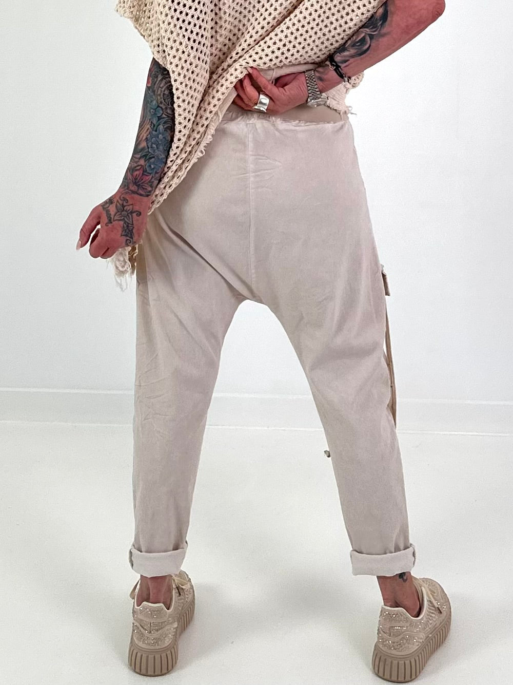 Baggy Hose mit aufgesetzter Cargo Tasche - beige