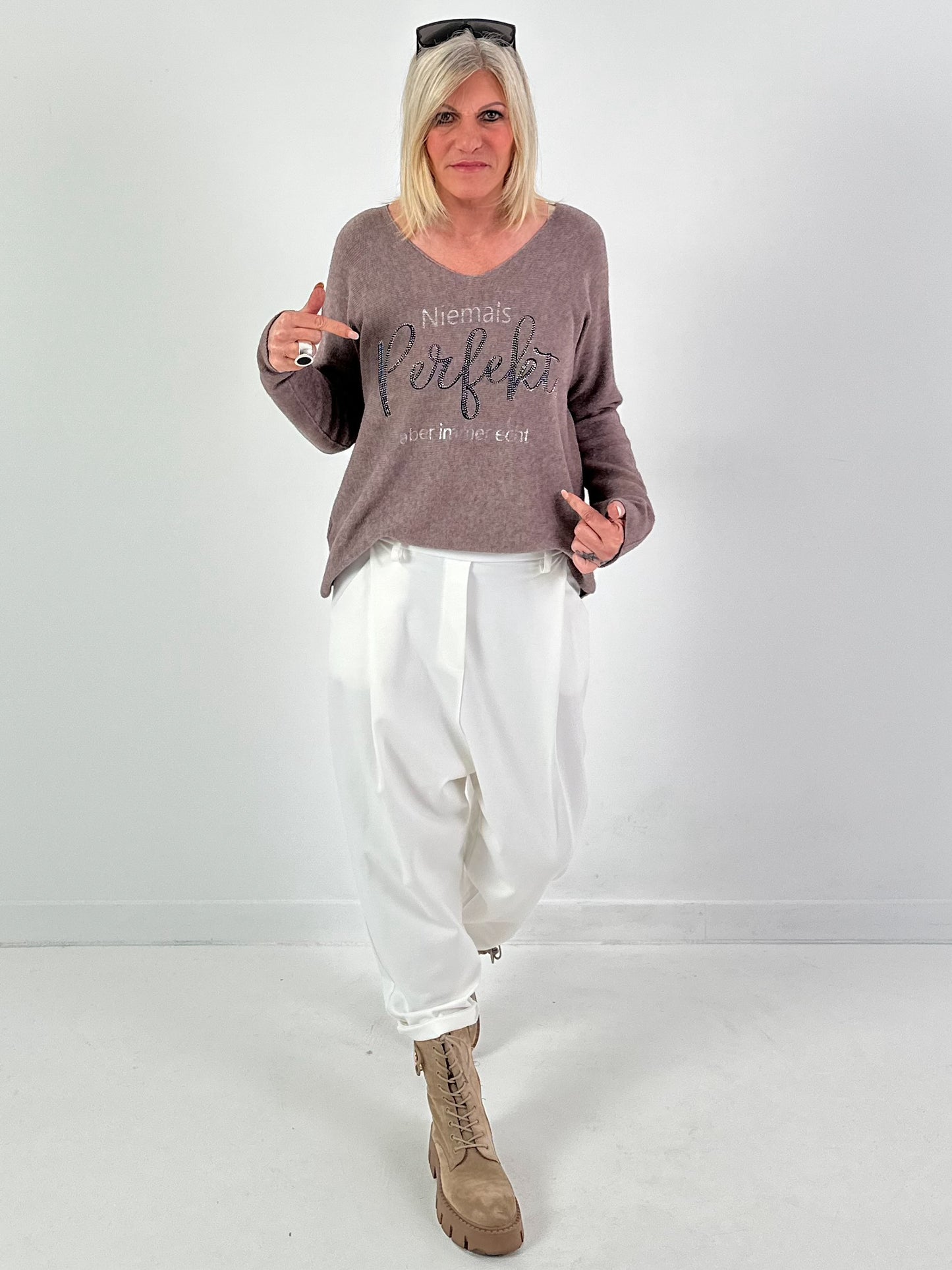 V-hals trui, model "Always Authentic" - taupe