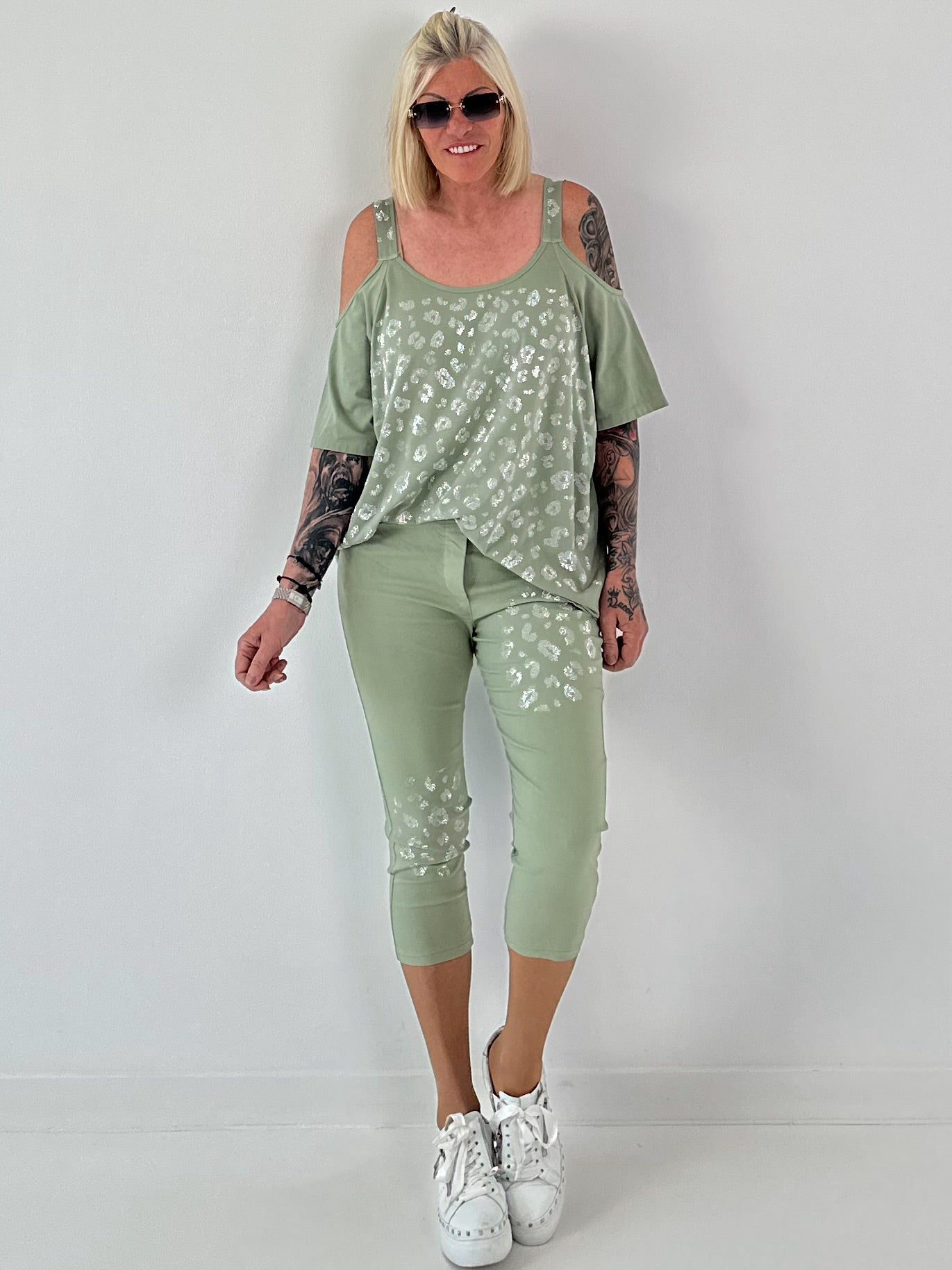 Shirt mit Cold Shoulder und Leo Strass - salbei
