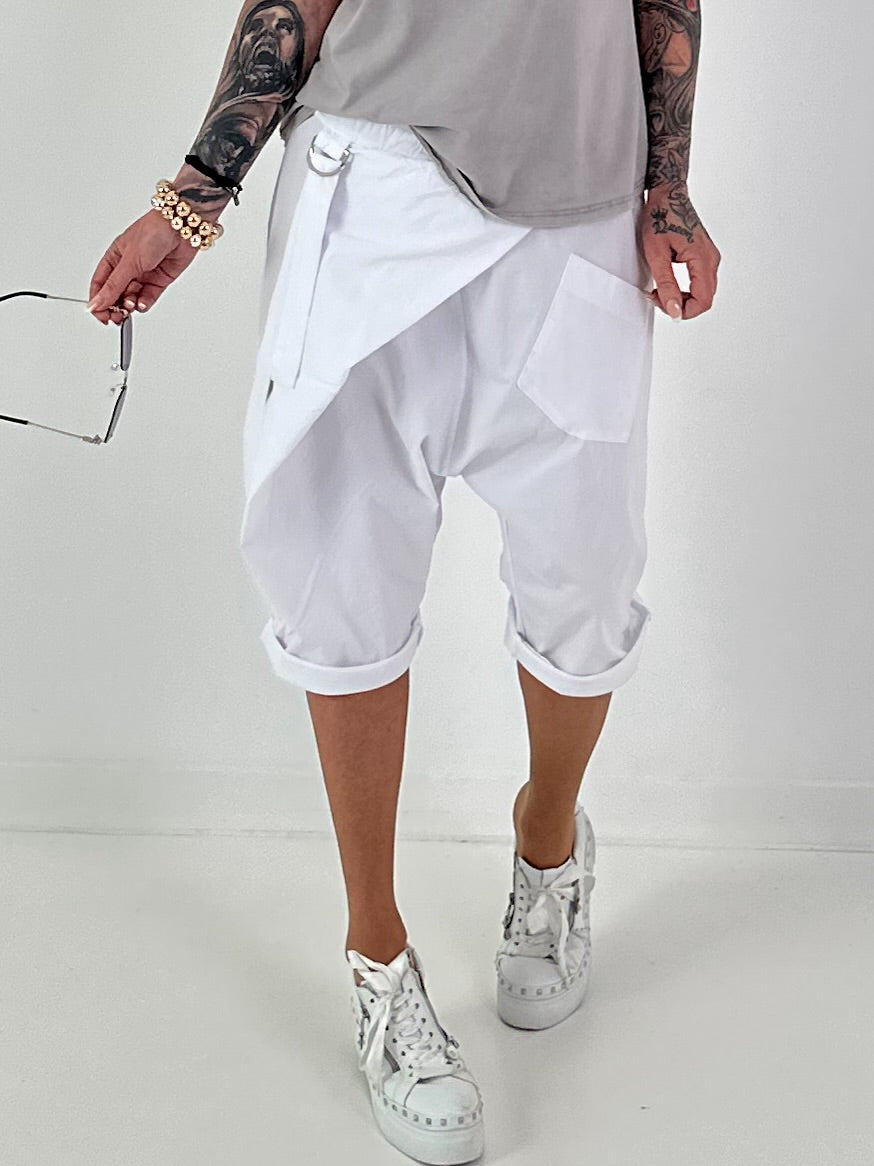 Short baggy shorts with overlap - white