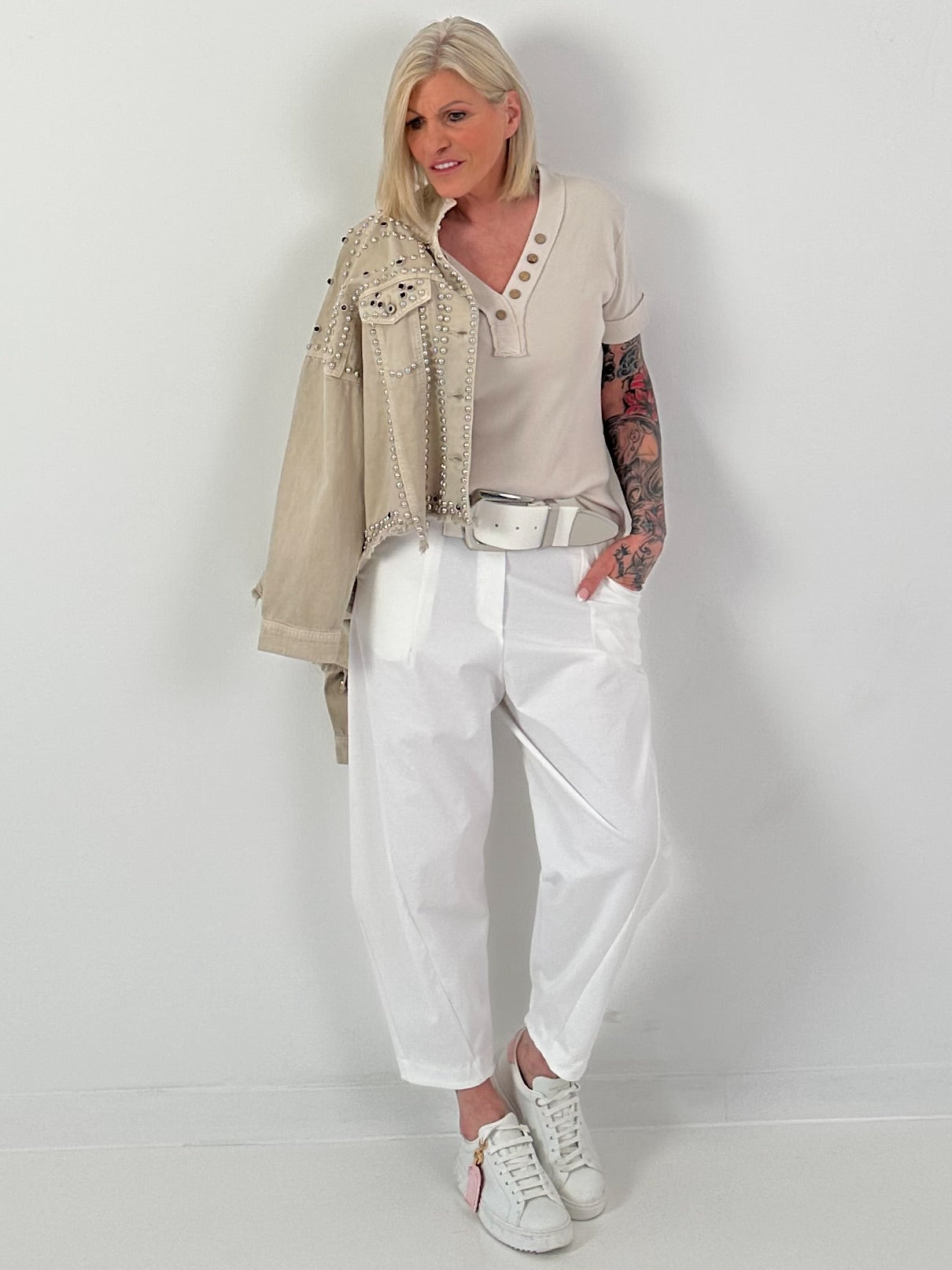 T-Shirt in Rippoptik mit V-Neck und Knopfdetails - beige