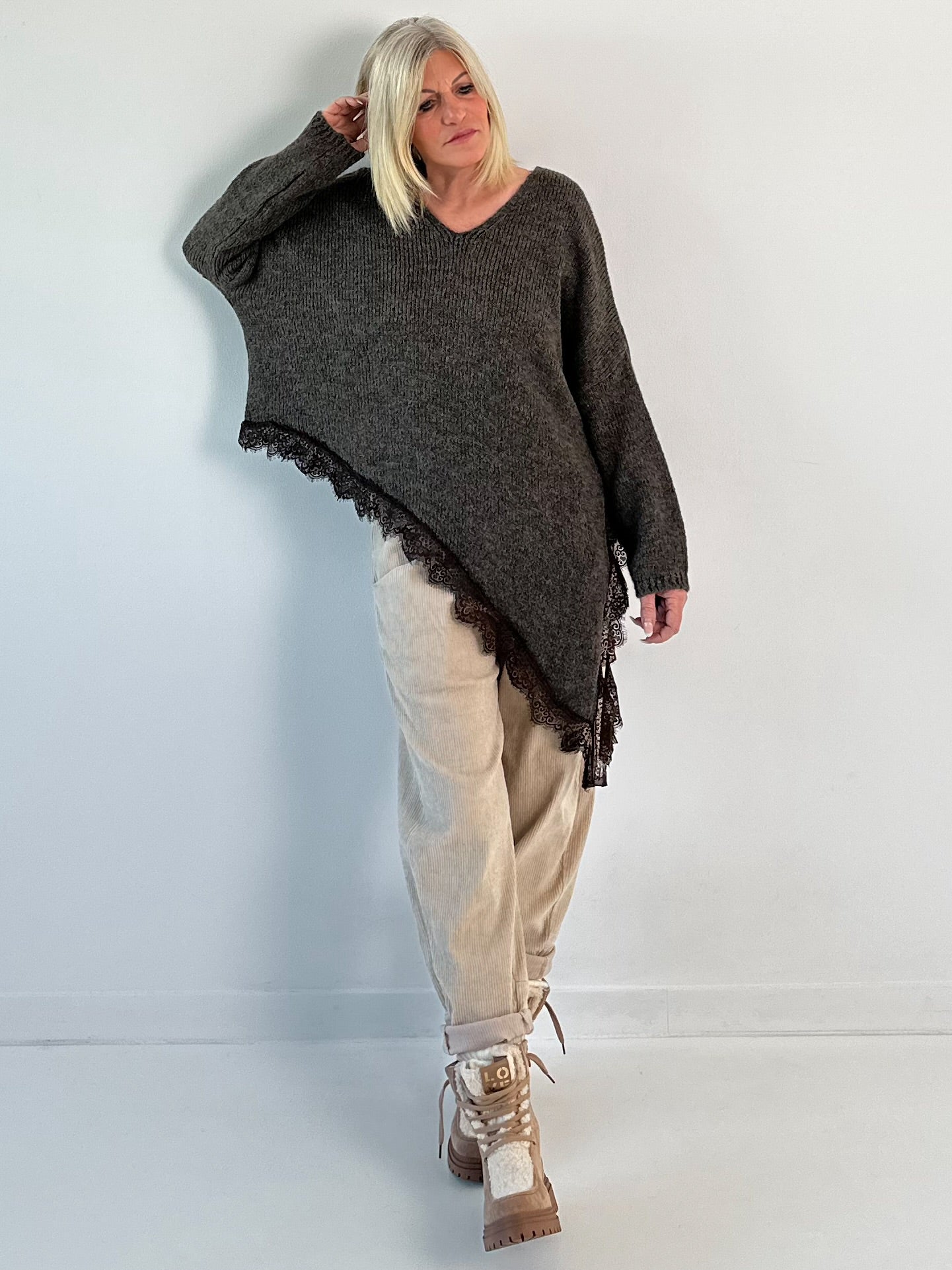 Asymmetrische trui model "Lace Dream" - bruin