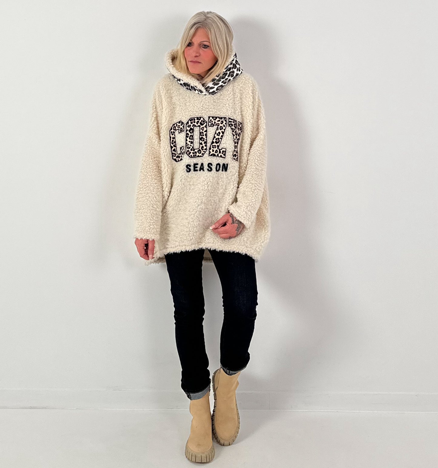 Hoodie model "Cozy Season" - ecru