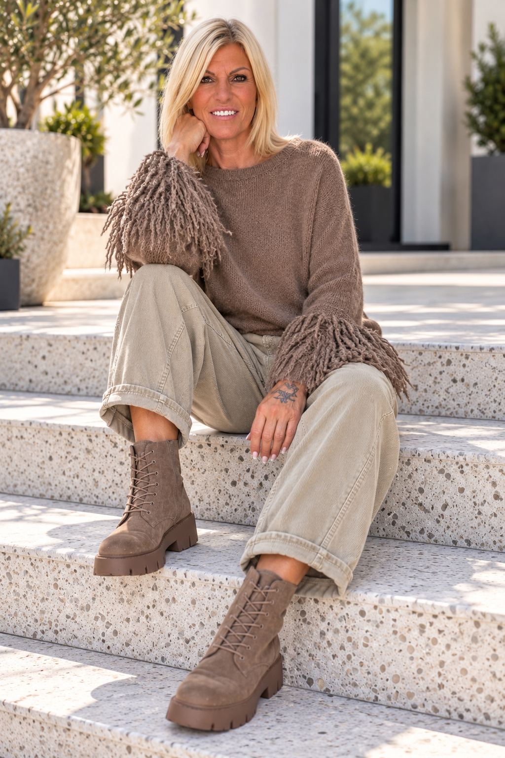 Pullover mit Trompetenärmeln im Fransen-Look - taupe
