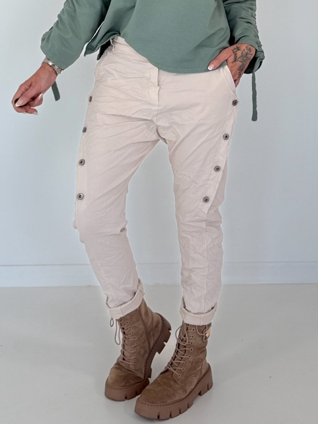 Hose mit elastischem Bund und seitlichen Knopfleisten - beige