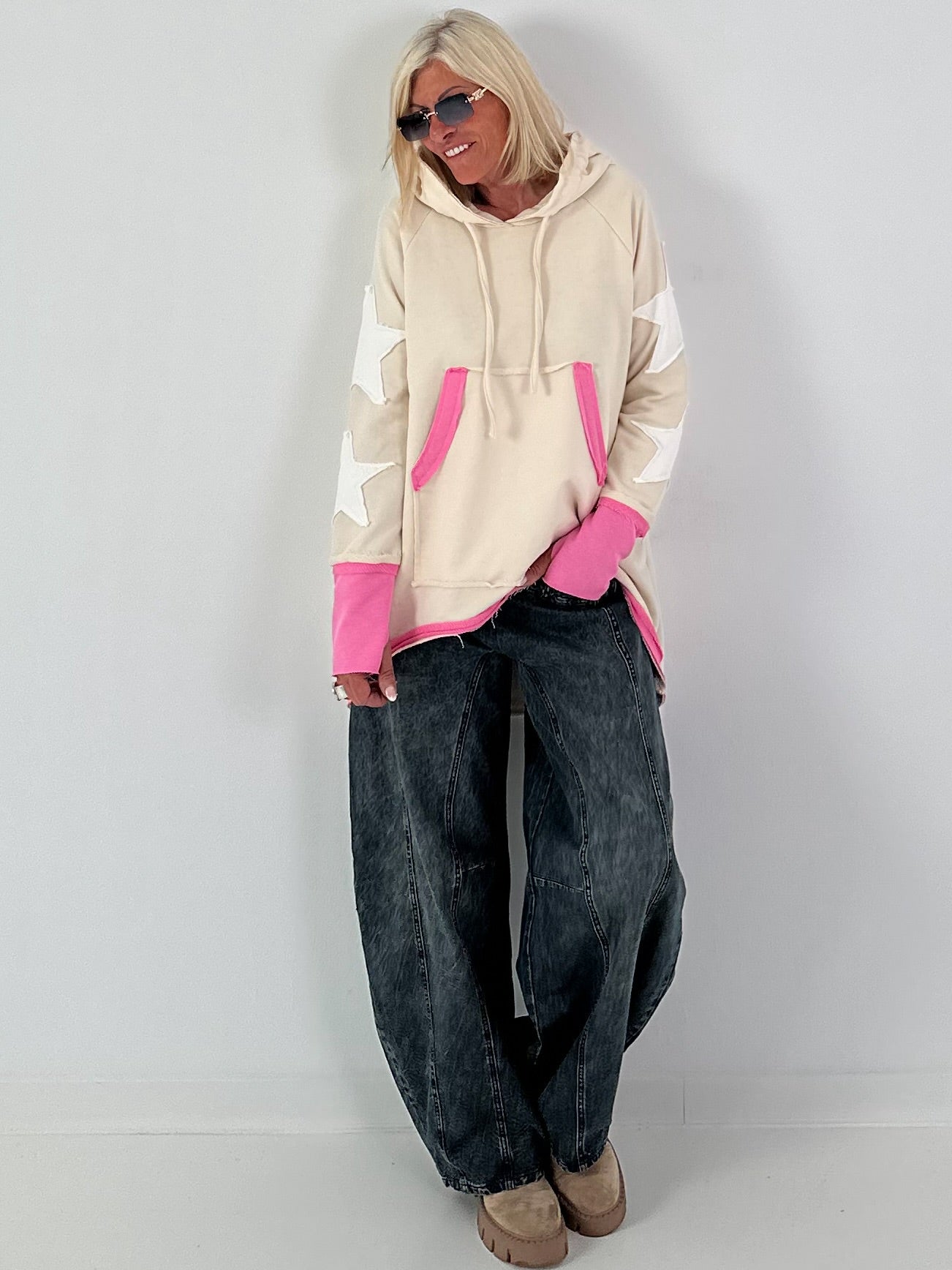 Lässiger Long Hoodie mit Daumenloch und trendigen Sternenelementen - beige