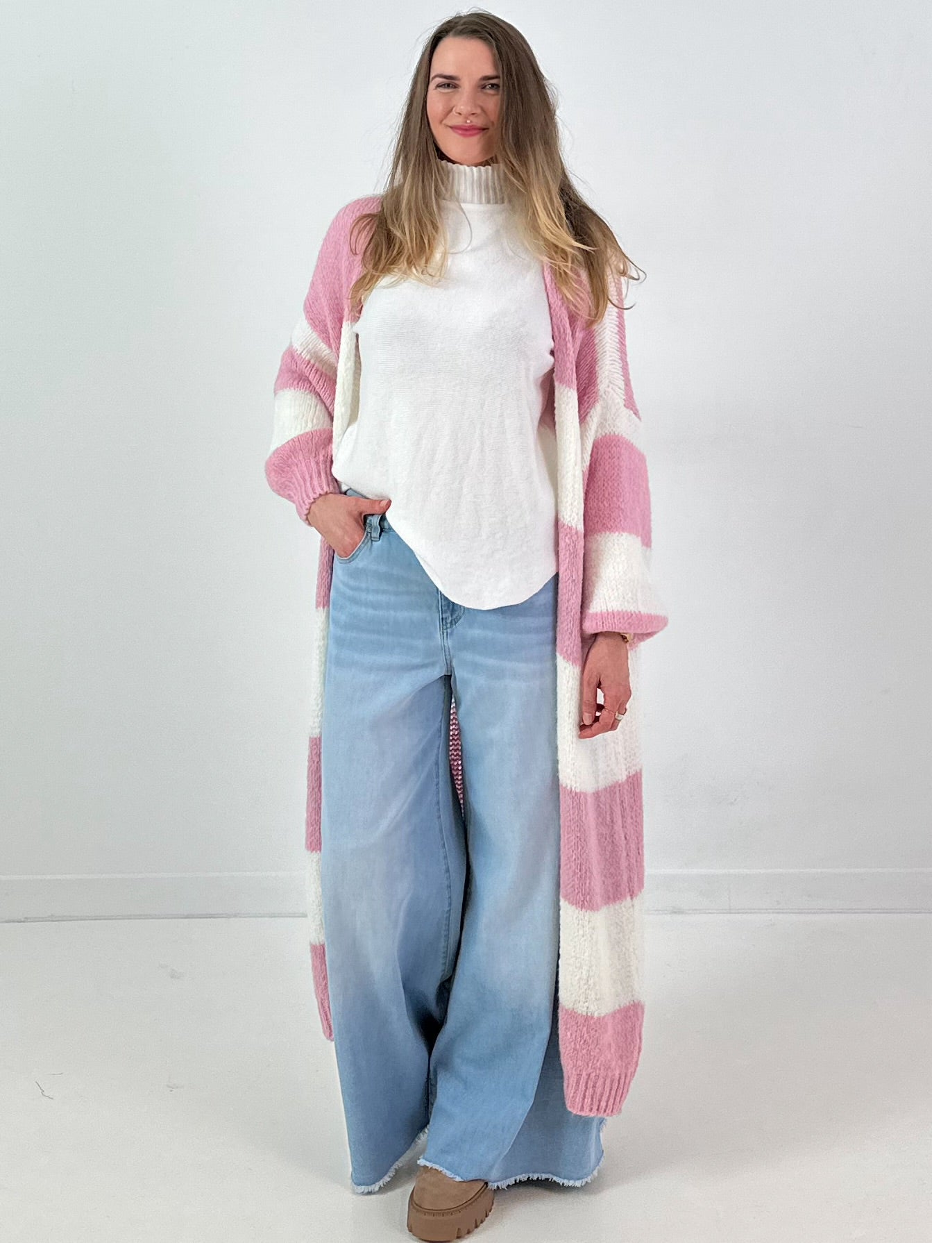 Maxi gebreide jas model "Soft Stripe" - roze-wit