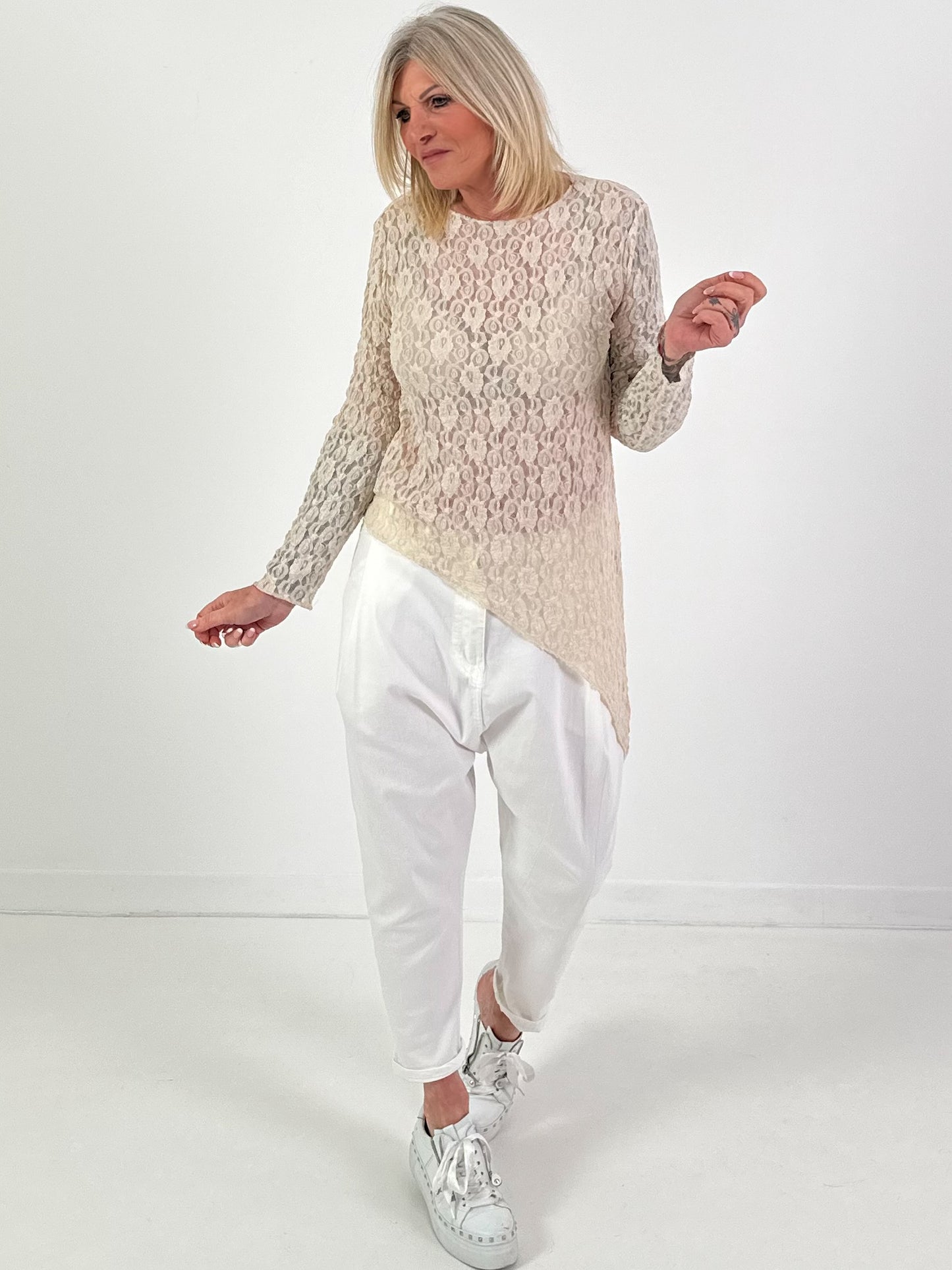 Asymmetrisches Shirt Modell "Lace Layer" - beige ( lieferbar ab ca. 11.12.25)
