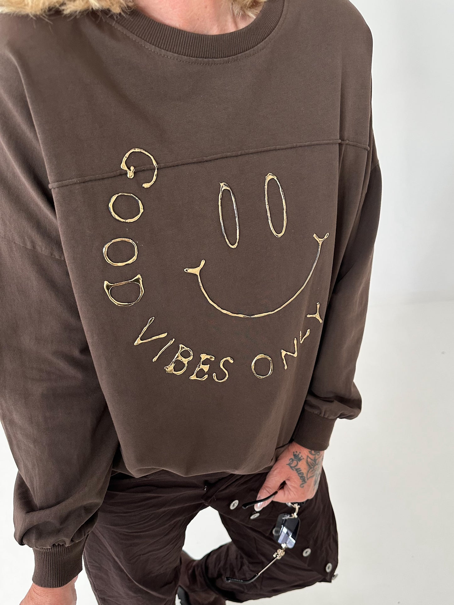 Sweater Good vibes only - mokka