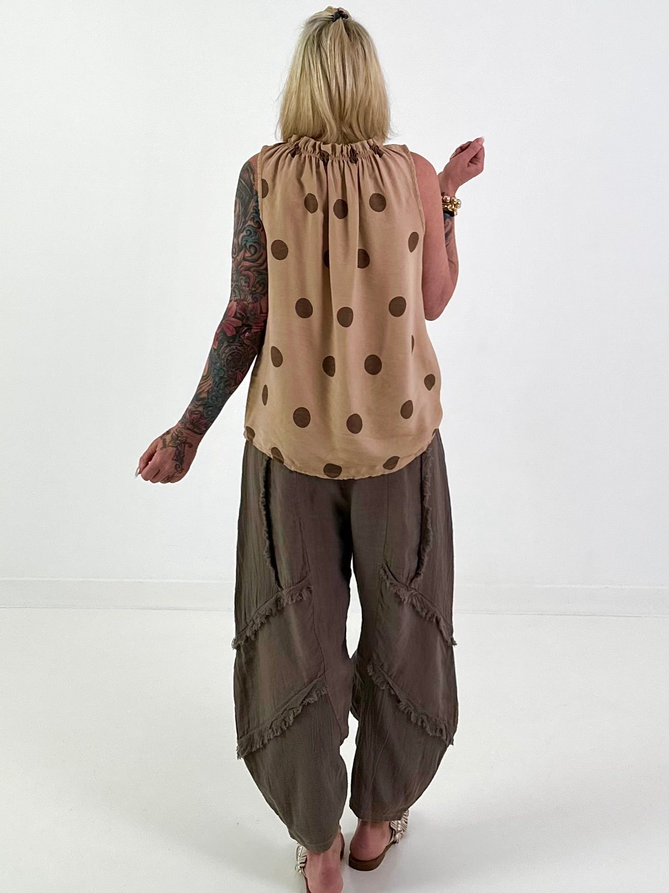 Polka dot top with ruffled collar - camel-chocolate