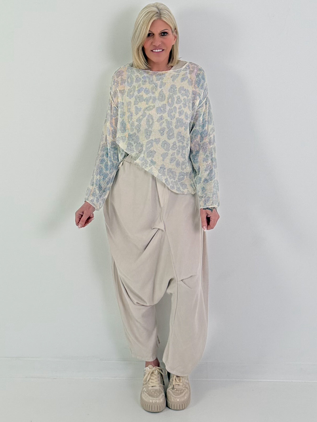 Netzpulli mit Leo-Muster - creme-hellblau