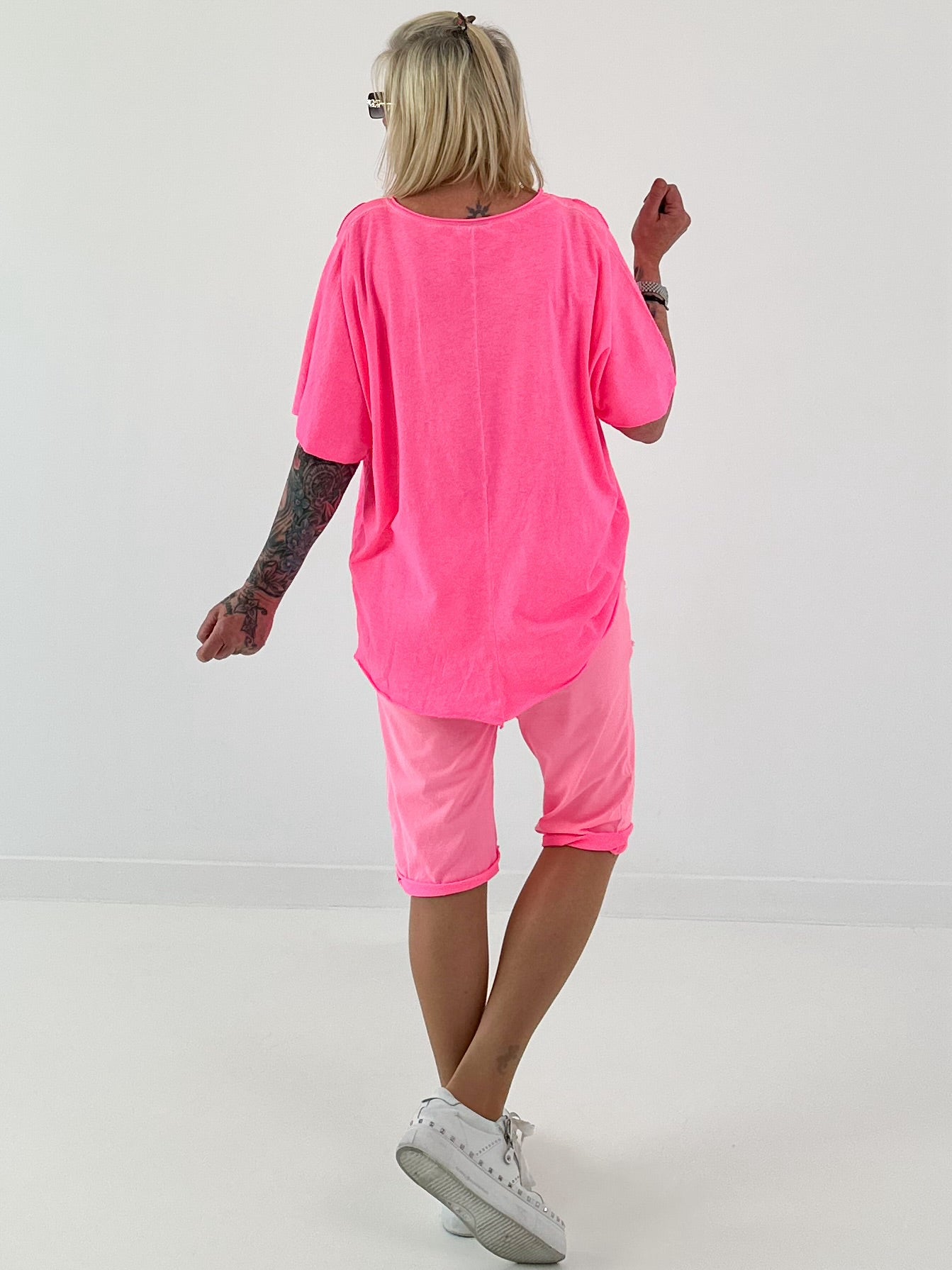 T-Shirt mit Häkelstern-Nieten-Cut-Outs - neonpink