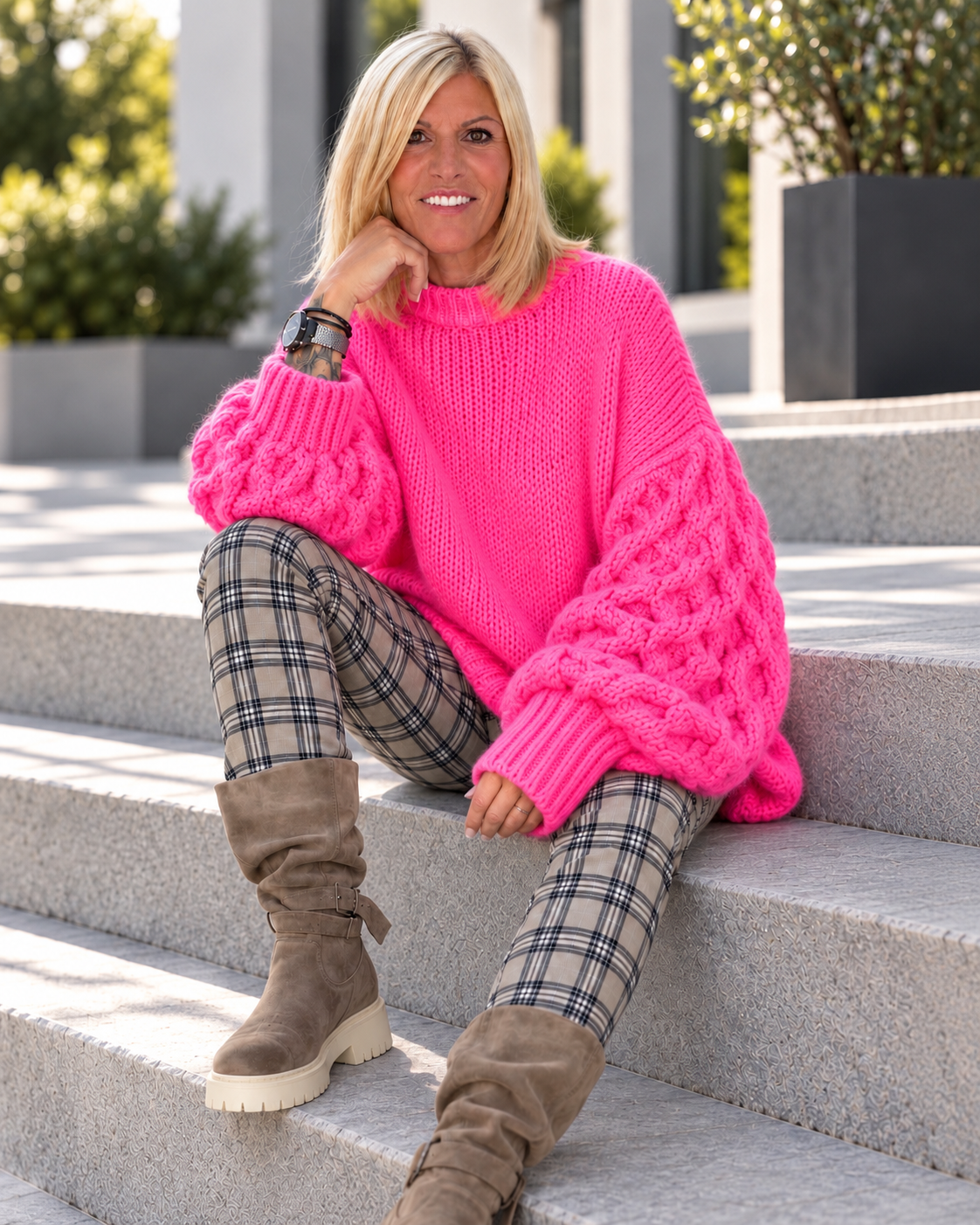 Oversized Pullover mit Grobstrickärmeln - neonpink