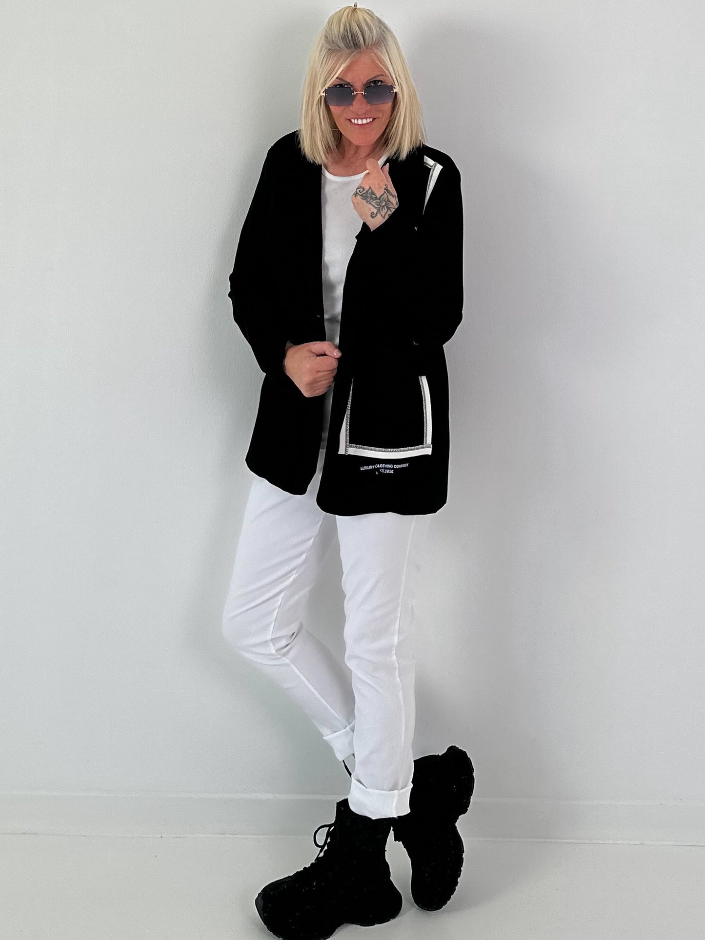Blazer mit Statement Patch - schwarz