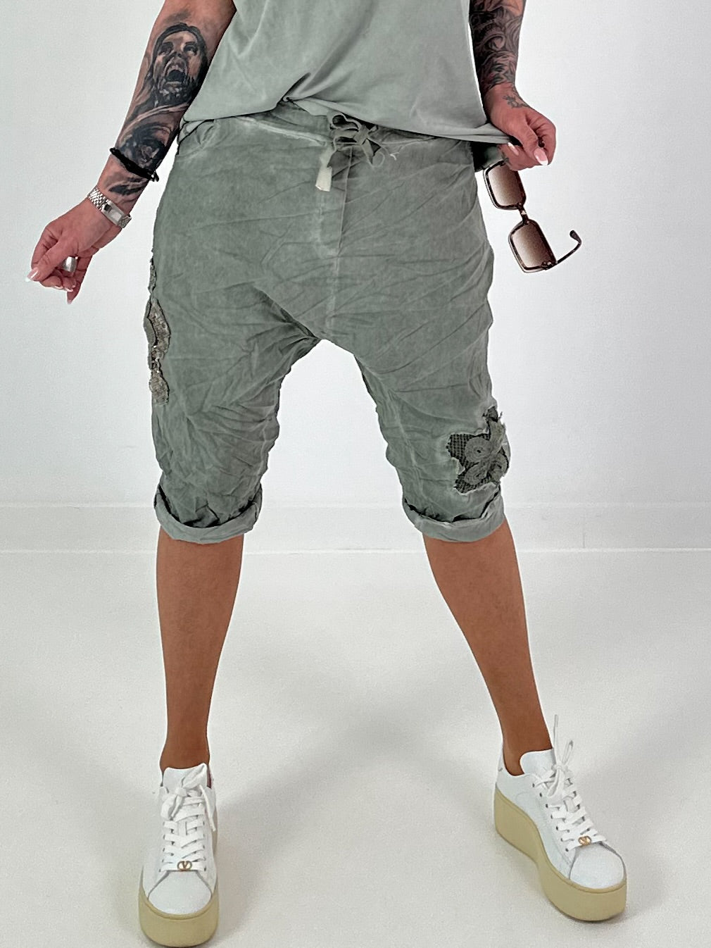 Short baggy shorts with crocheted flowers and sequins - khaki