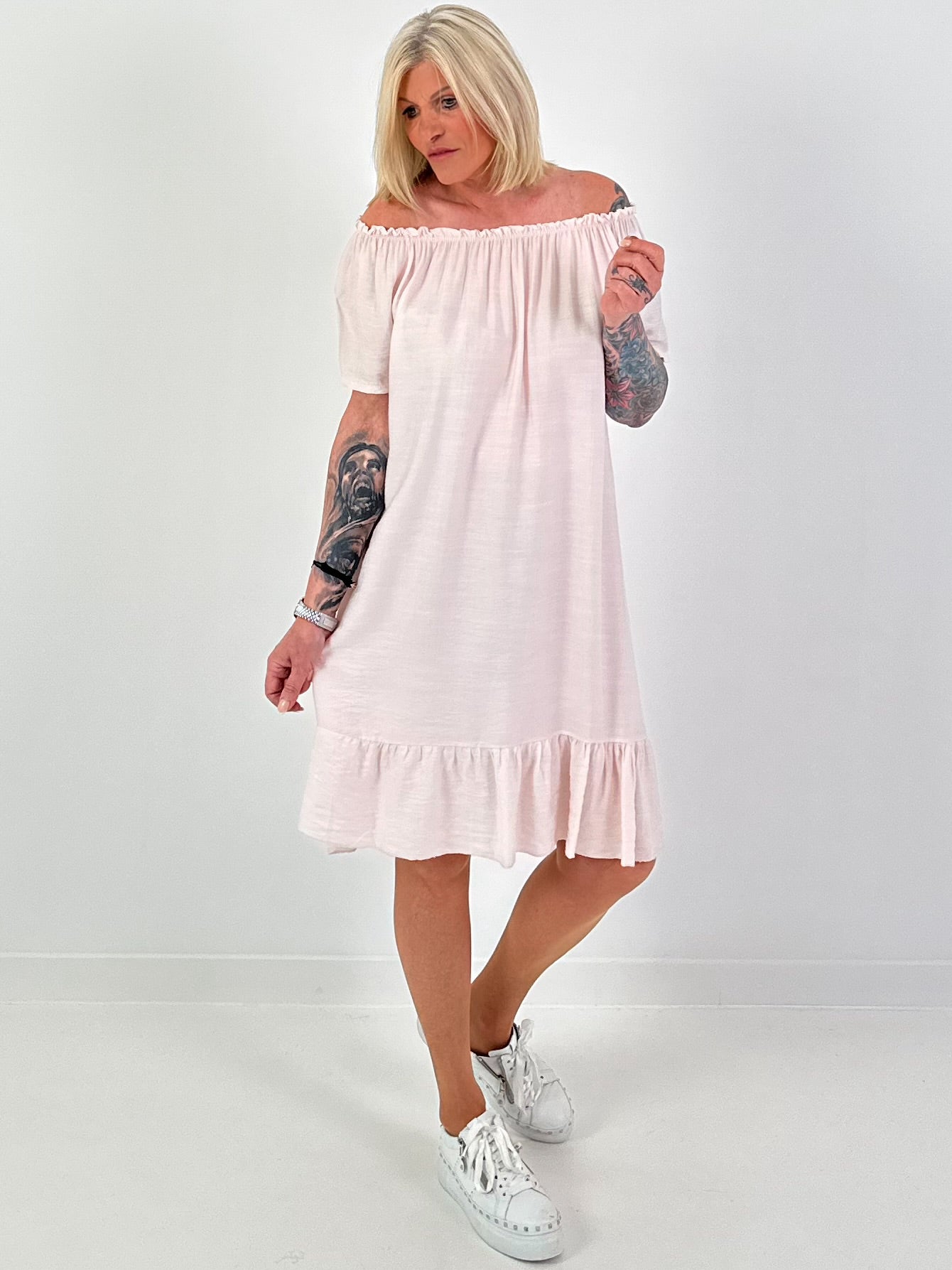 Kleid mit kurzen Ärmeln und Volant - rosa
